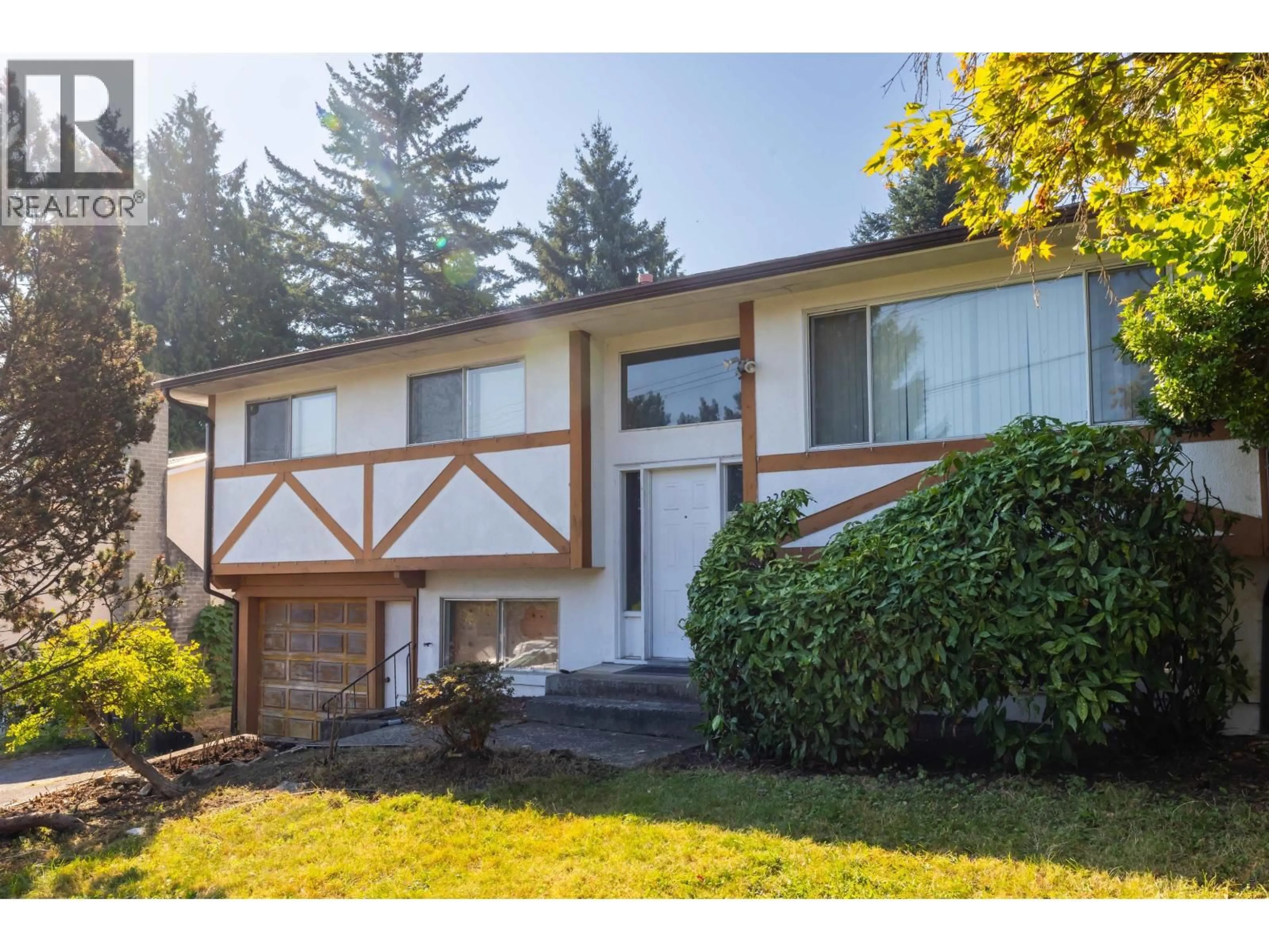 Home with vinyl exterior material, street for 320 HOULT STREET, New Westminster British Columbia V3L4X1
