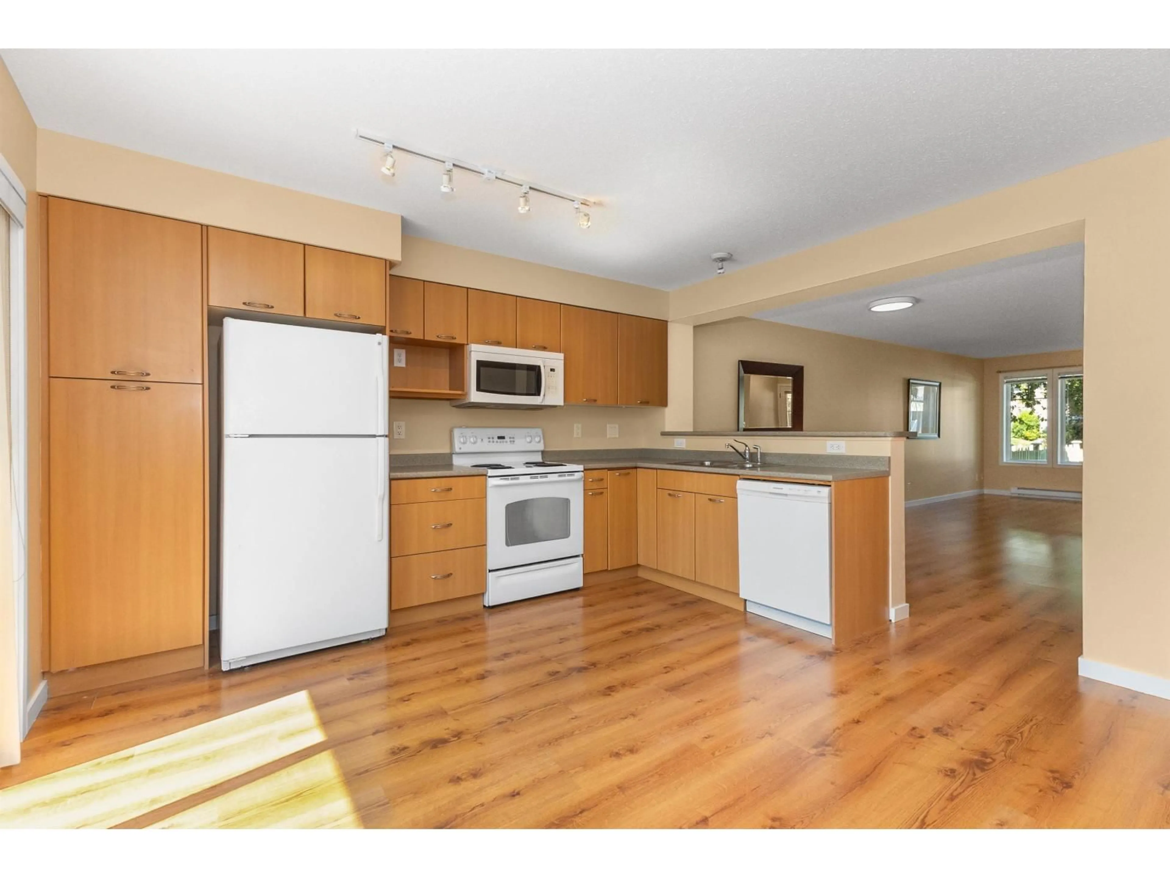 Open concept kitchen, wood/laminate floor for 20 - 4401 BLAUSON, Abbotsford British Columbia V3G0A4