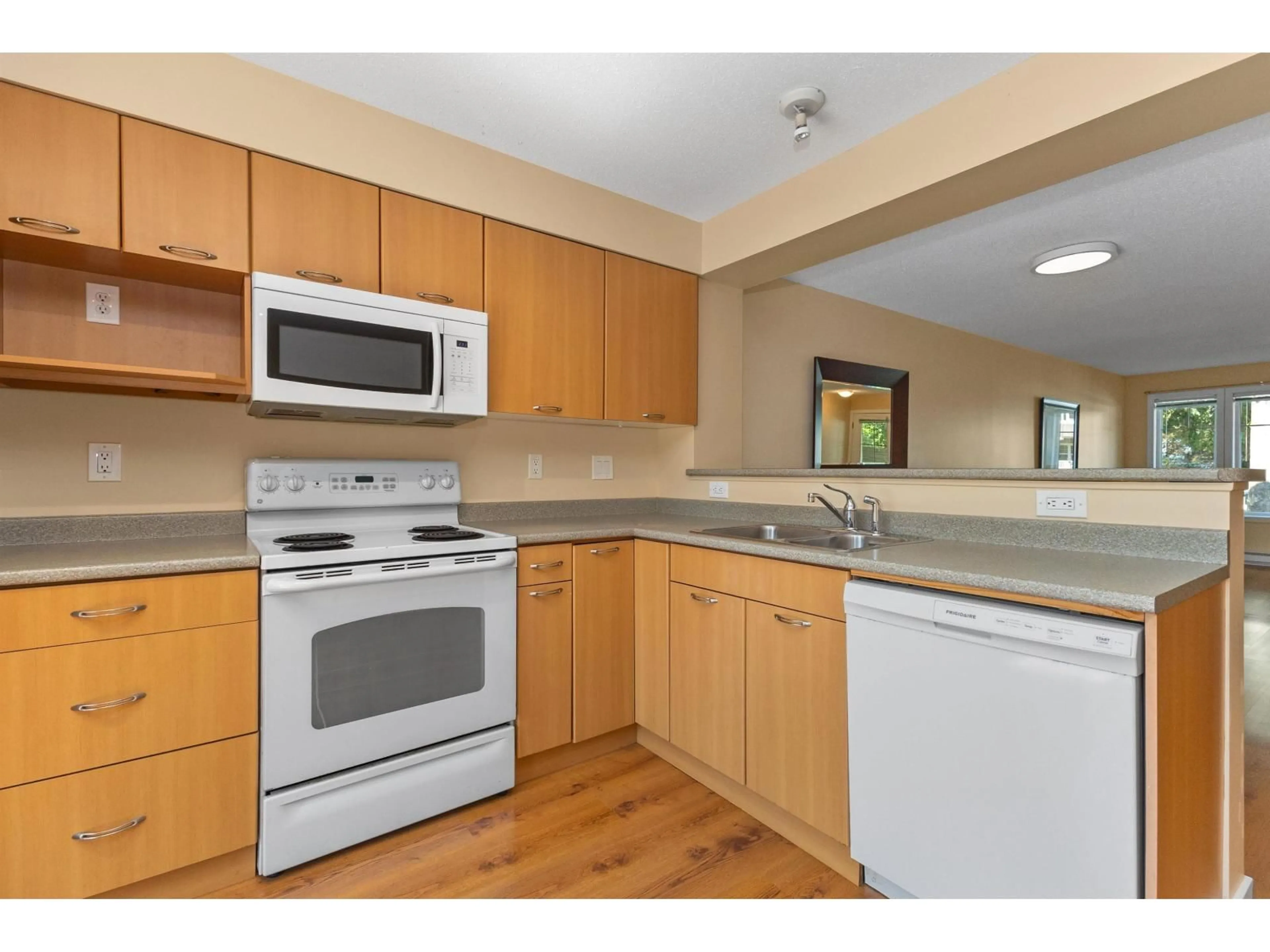 Standard kitchen, unknown for 20 - 4401 BLAUSON, Abbotsford British Columbia V3G0A4