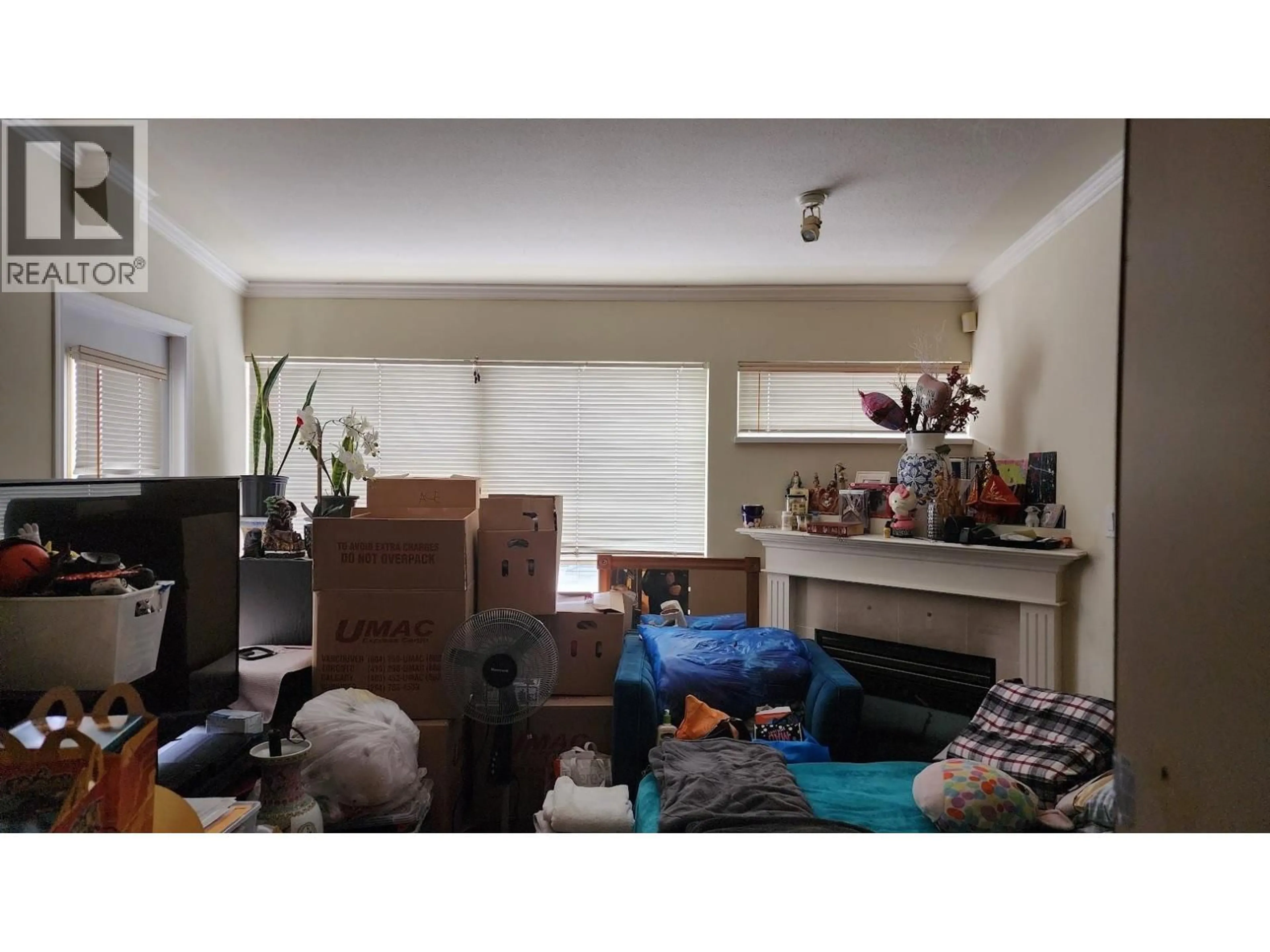 Living room with furniture, wood/laminate floor for 423 - 2238 KINGSWAY, Vancouver British Columbia V5N2T7
