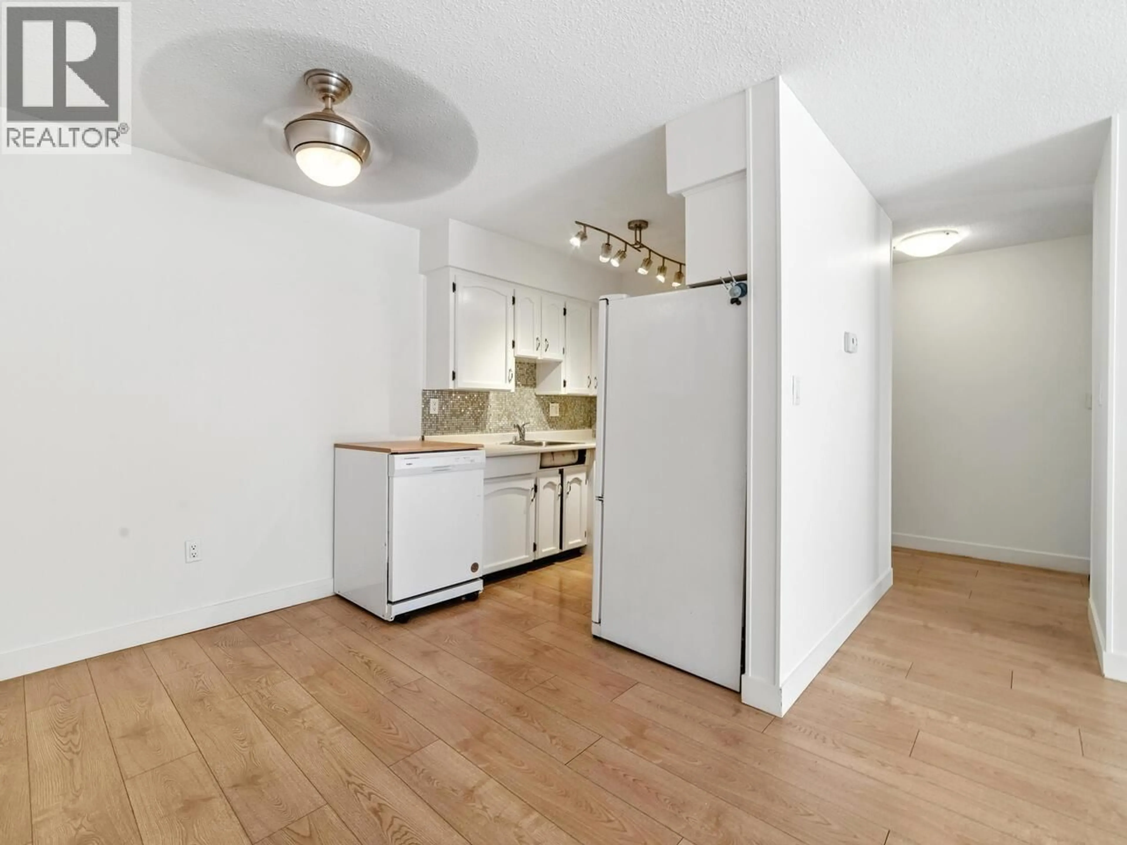 Standard kitchen, unknown for 101 - 2910 ONTARIO STREET, Vancouver British Columbia V5T2Y6