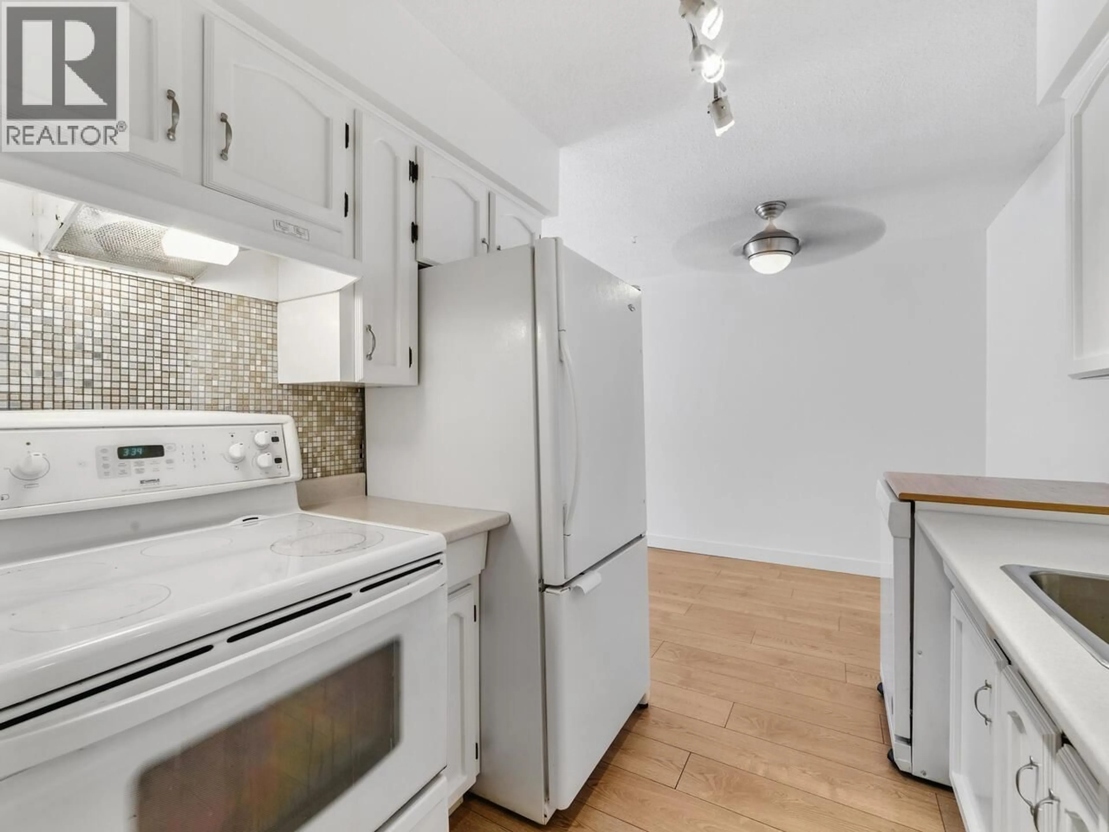 Standard kitchen, unknown for 101 - 2910 ONTARIO STREET, Vancouver British Columbia V5T2Y6