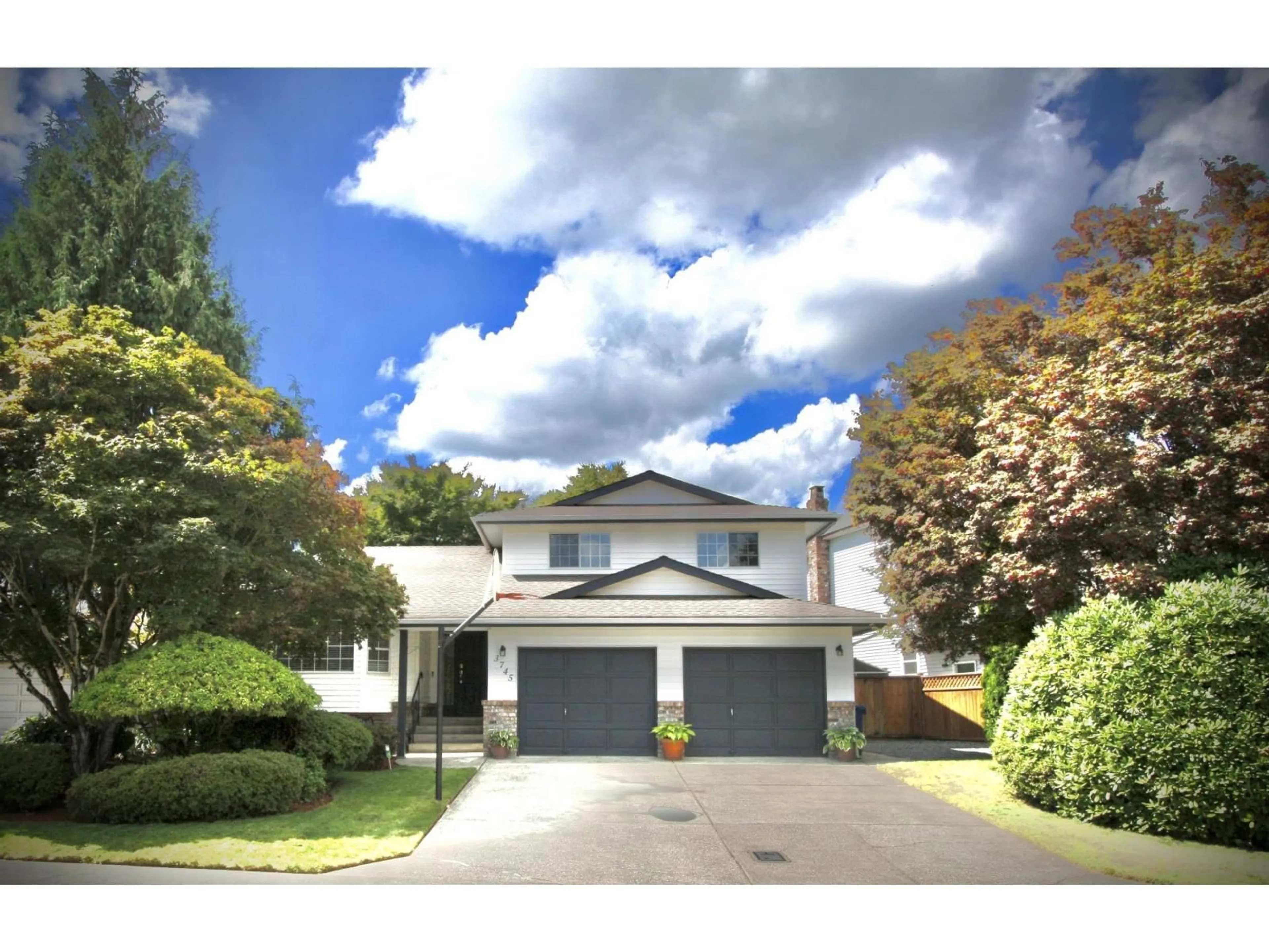 A pic from outside/outdoor area/front of a property/back of a property/a pic from drone, street for 3745 SQUAMISH, Abbotsford British Columbia V2T5A4