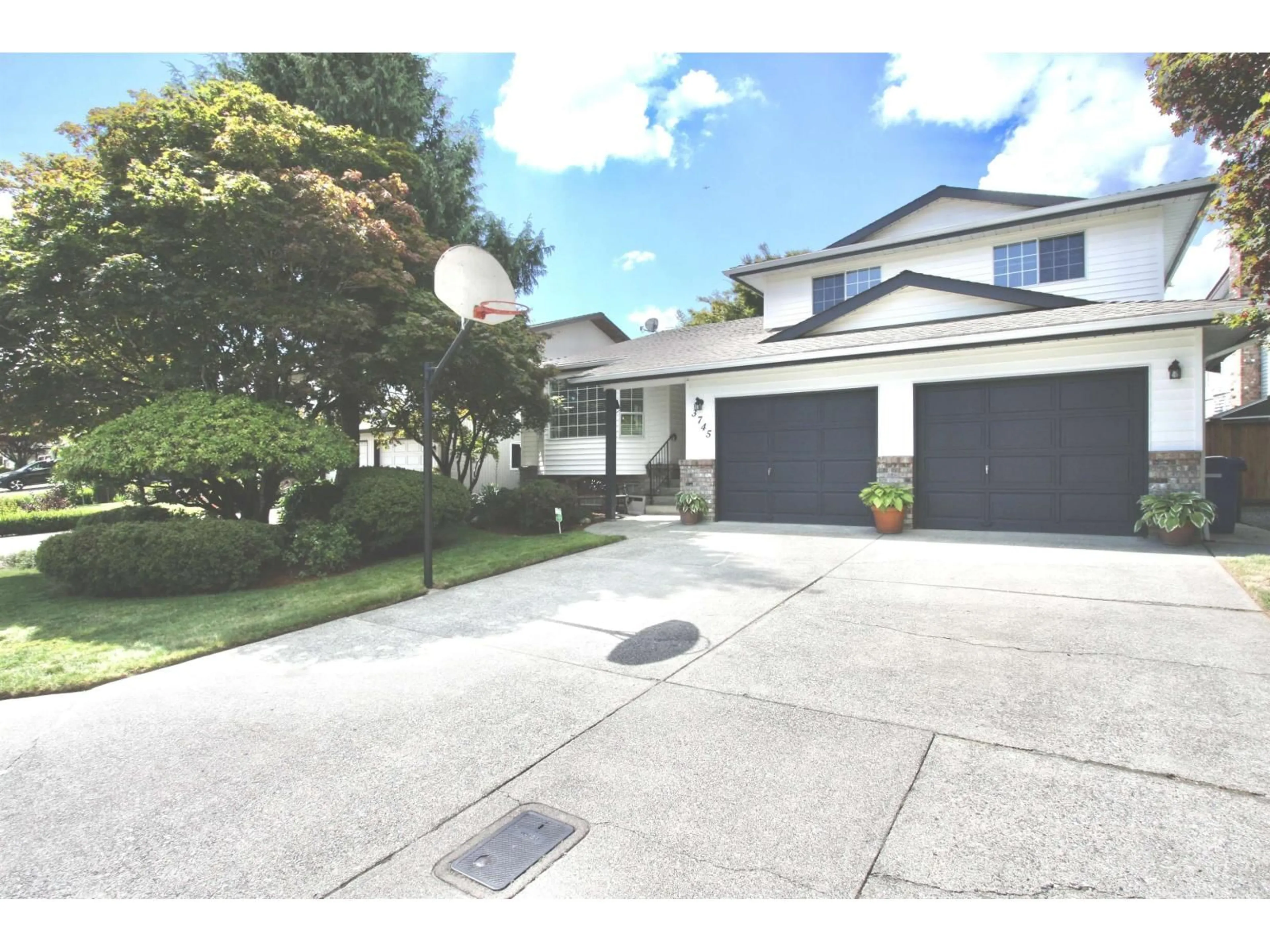 A pic from outside/outdoor area/front of a property/back of a property/a pic from drone, street for 3745 SQUAMISH, Abbotsford British Columbia V2T5A4