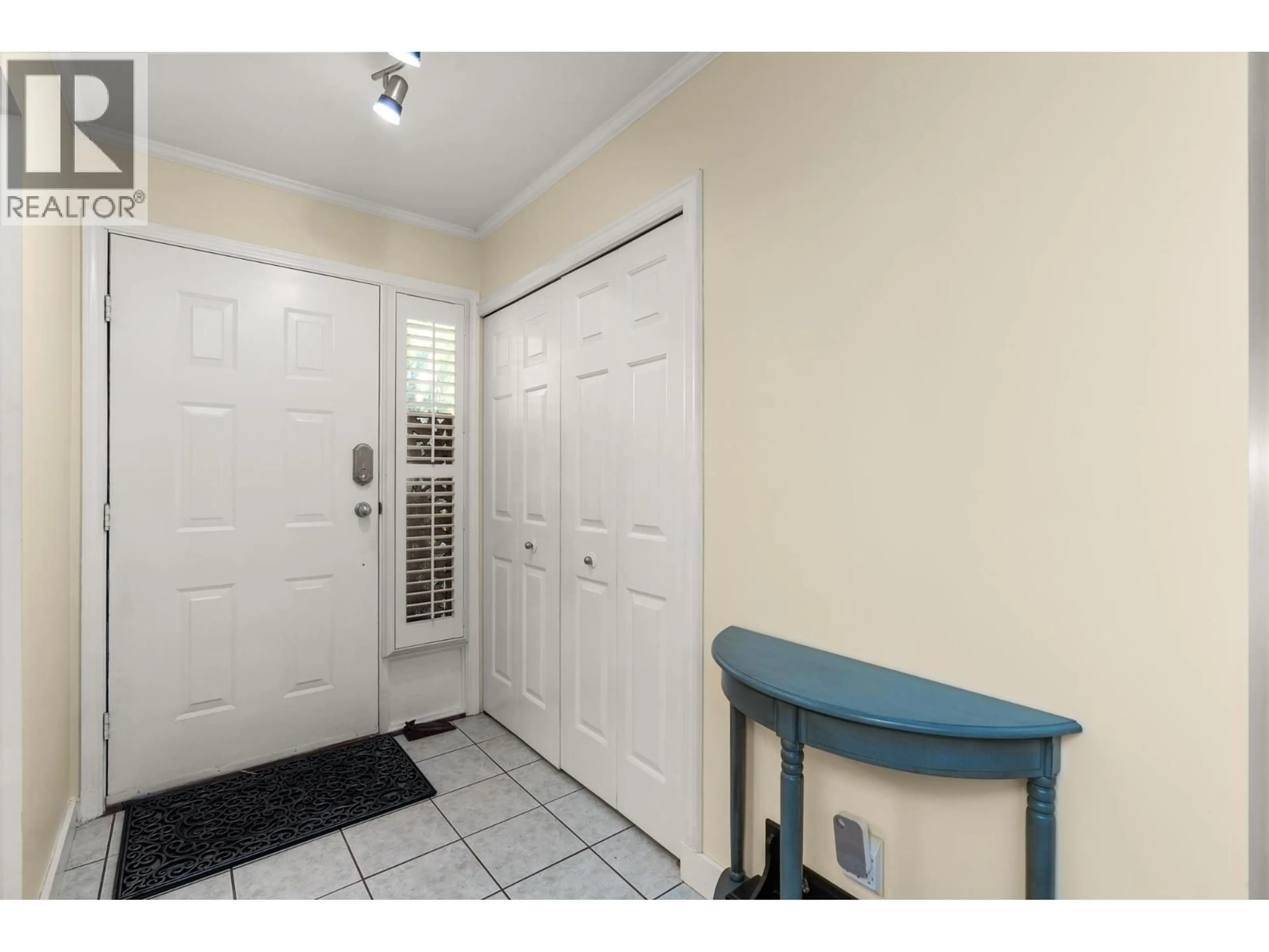 Indoor entryway for 13 - 699 DOUGALL ROAD, Gibsons British Columbia V0N1V8