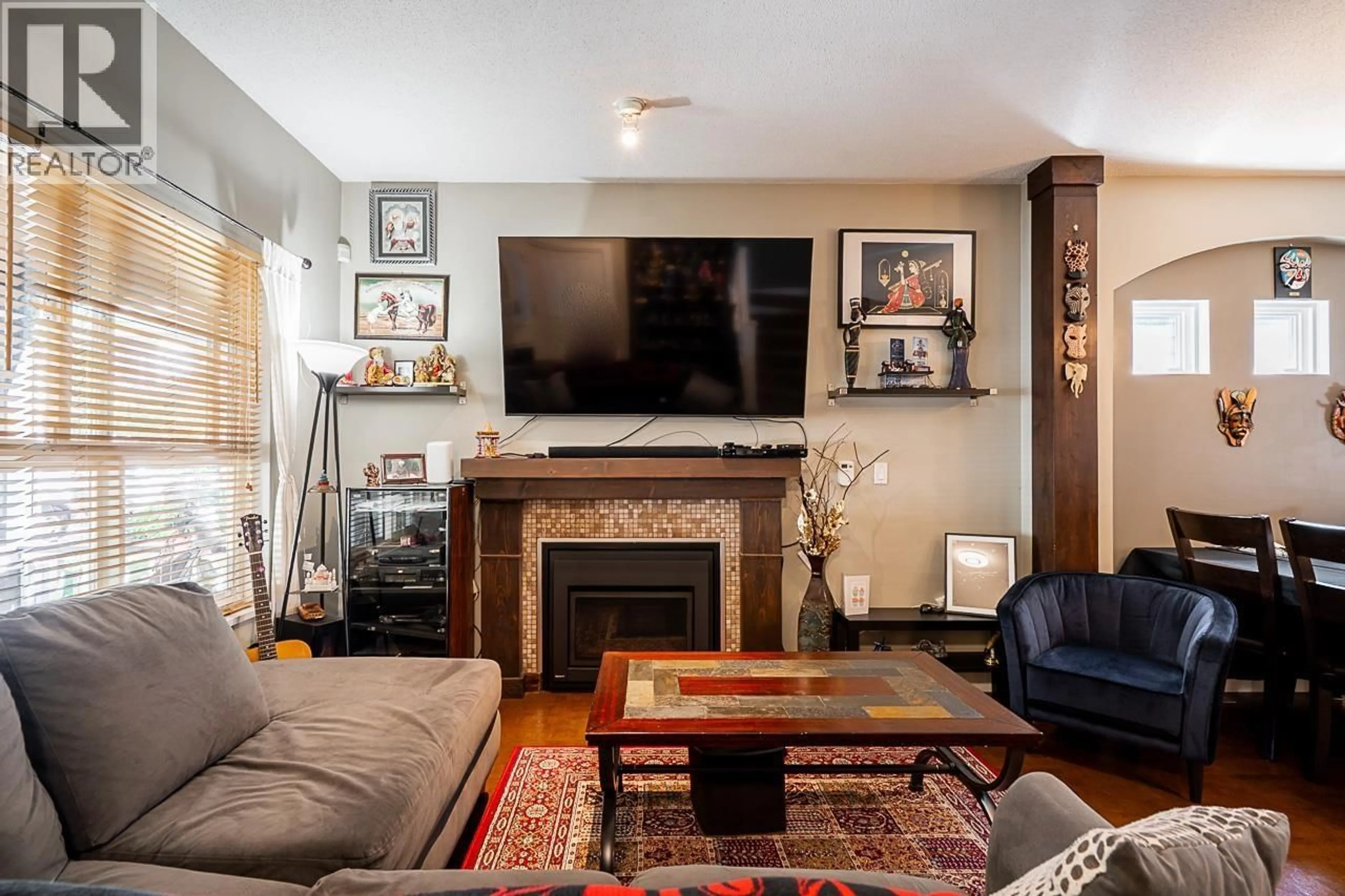 Living room with furniture, wood/laminate floor for 132 STAR CRESCENT, New Westminster British Columbia V3M6X5