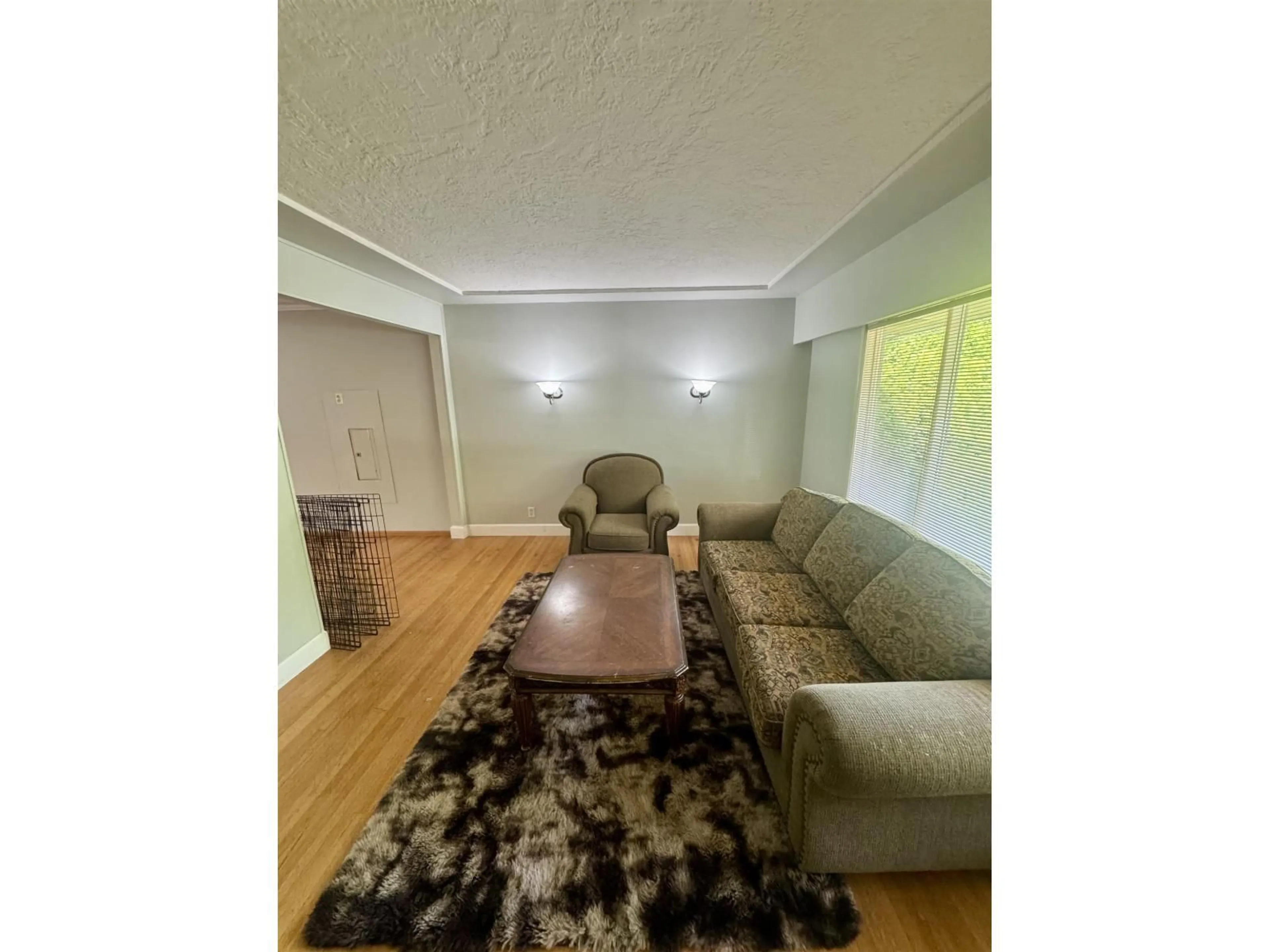 Living room with furniture, wood/laminate floor for 13654 LARNER, Surrey British Columbia V3R5K2