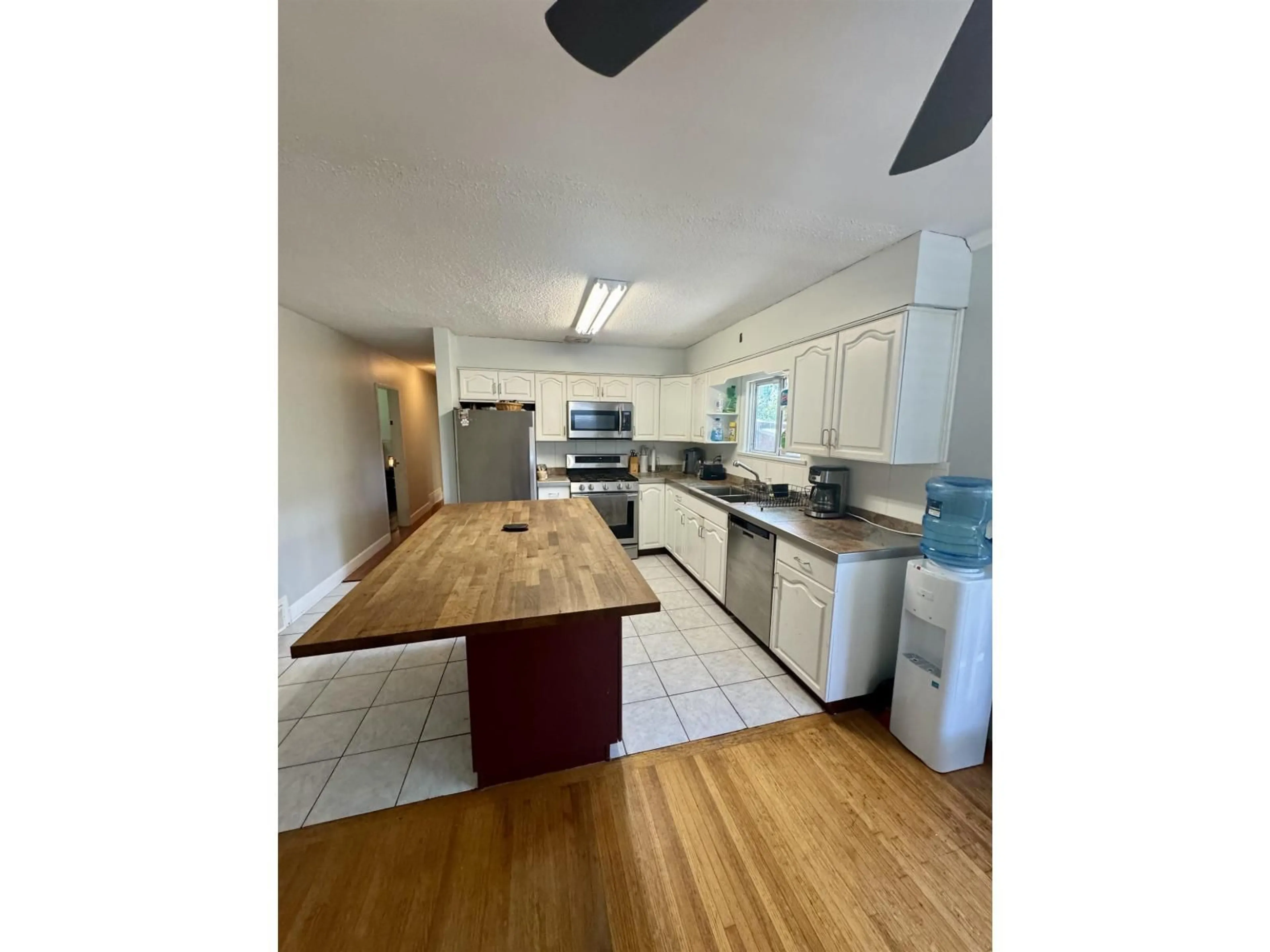 Open concept kitchen, unknown for 13654 LARNER, Surrey British Columbia V3R5K2