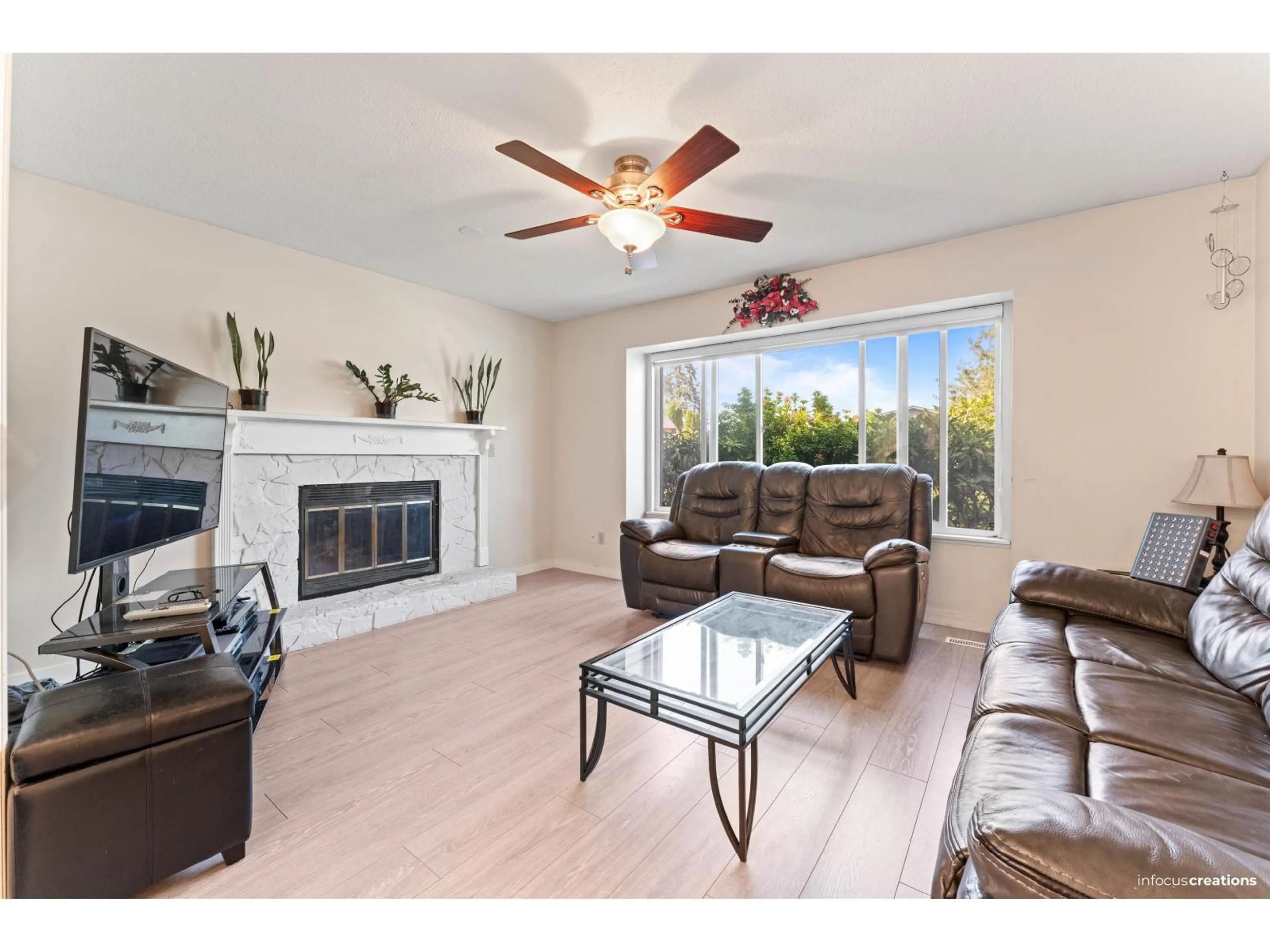 Living room with furniture, unknown for 13248 82, Surrey British Columbia V3W8Z4