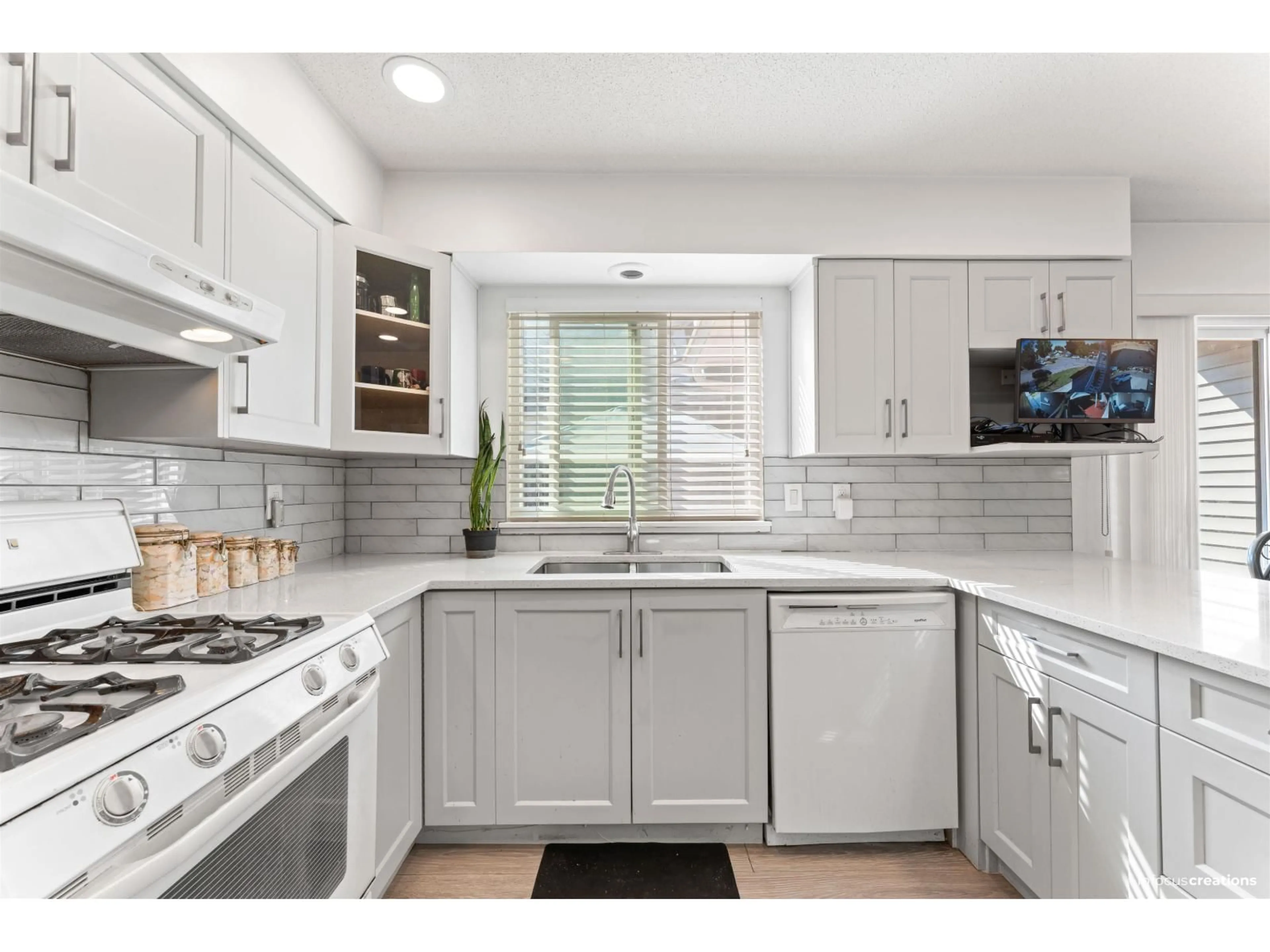 Open concept kitchen, ceramic/tile floor for 13248 82, Surrey British Columbia V3W8Z4