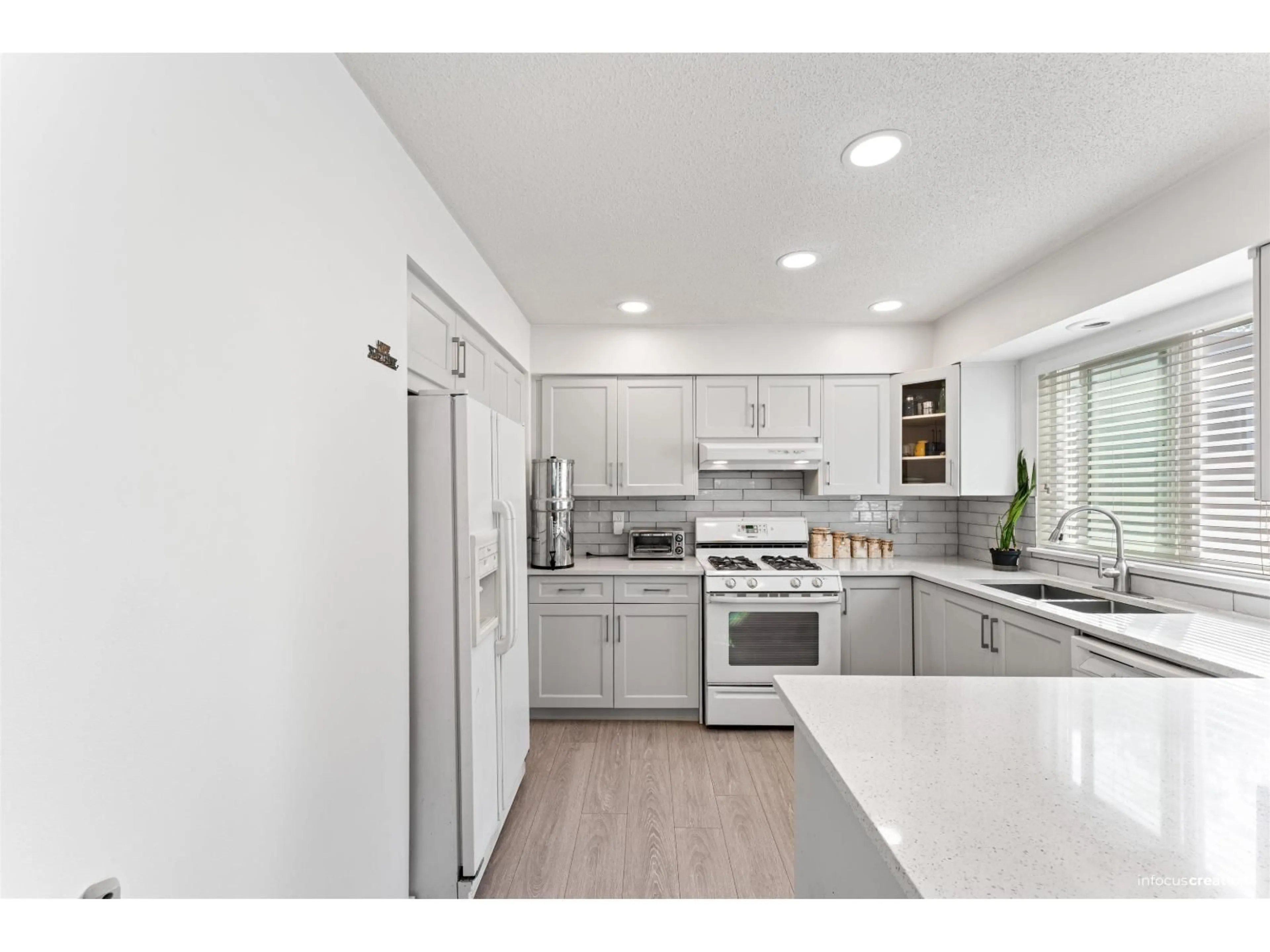 Open concept kitchen, unknown for 13248 82, Surrey British Columbia V3W8Z4