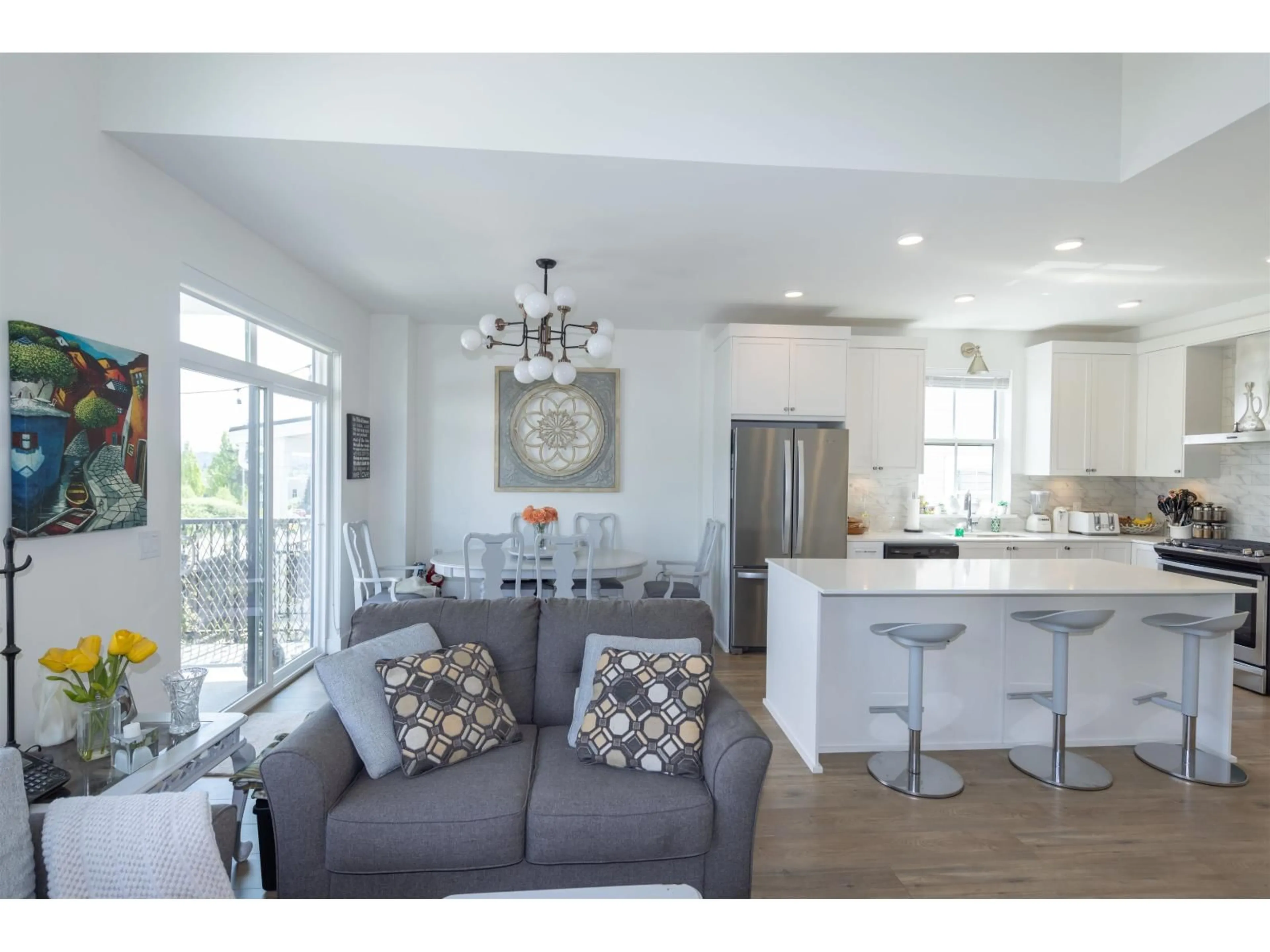 Open concept kitchen, wood/laminate floor for 15 - 5528 148, Surrey British Columbia V3S3B4