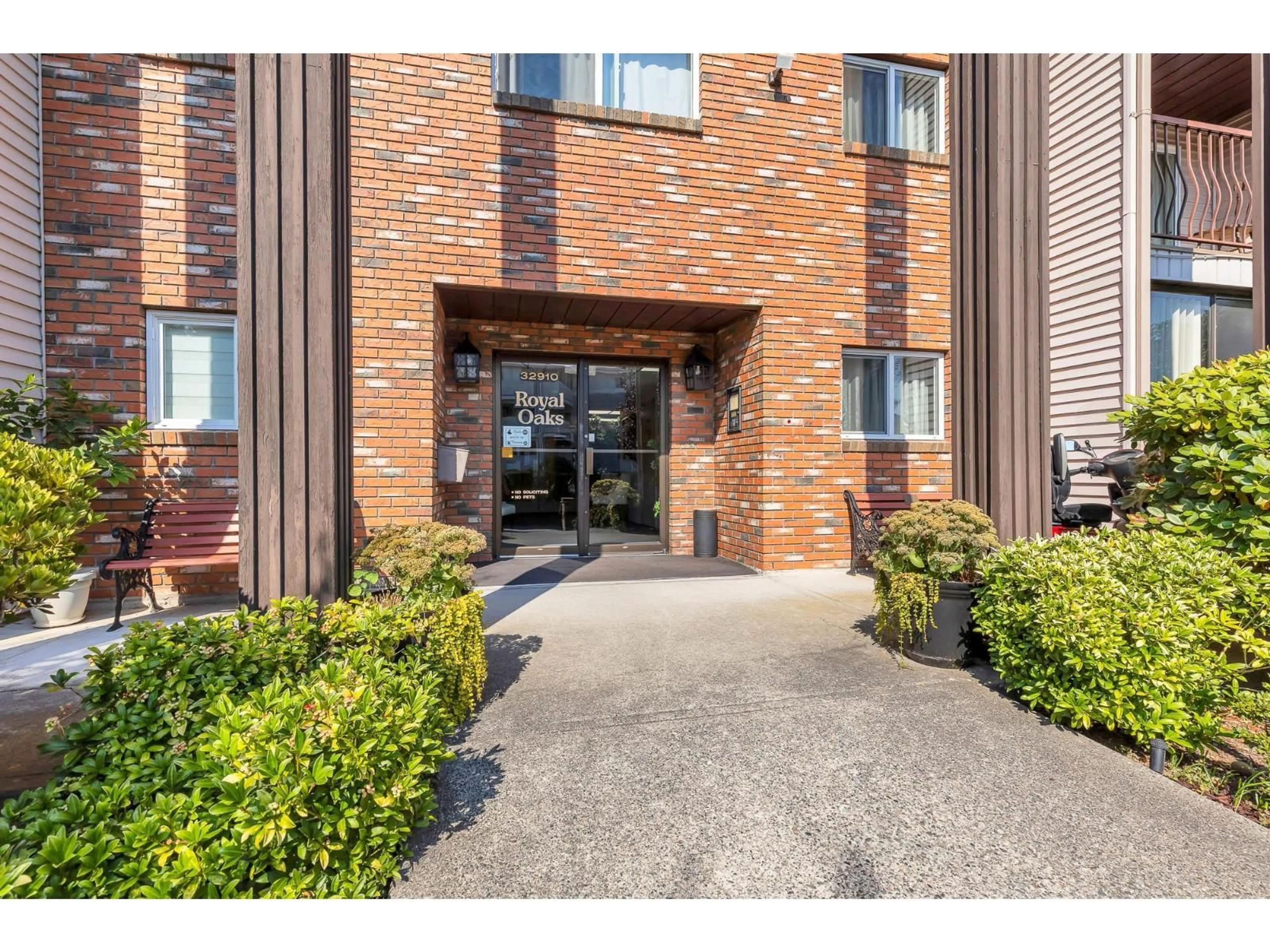 Indoor foyer for 206 - 32910 AMICUS, Abbotsford British Columbia V2T6G9