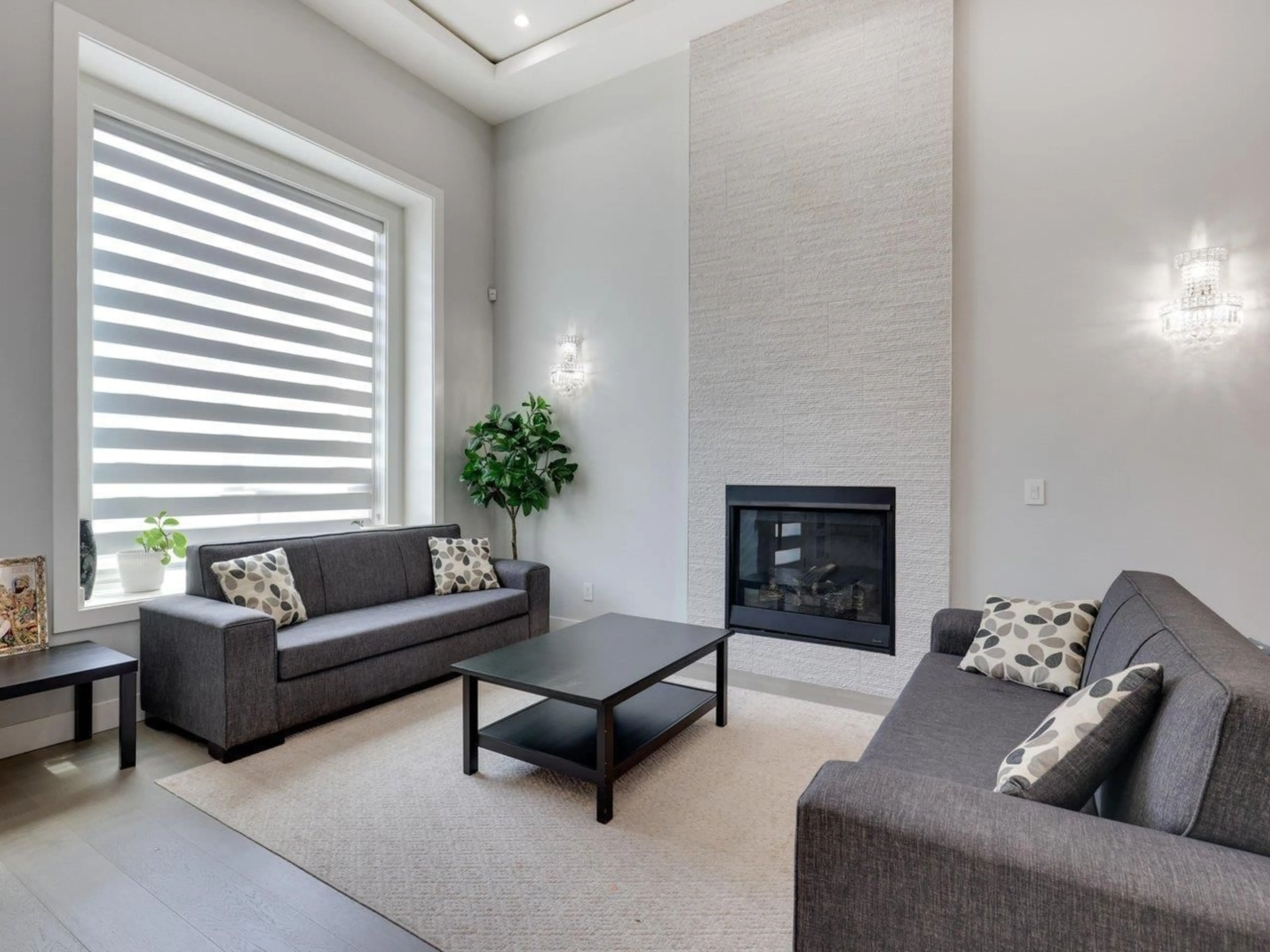 Living room with furniture, unknown for 2151 156, Surrey British Columbia V4A4T9