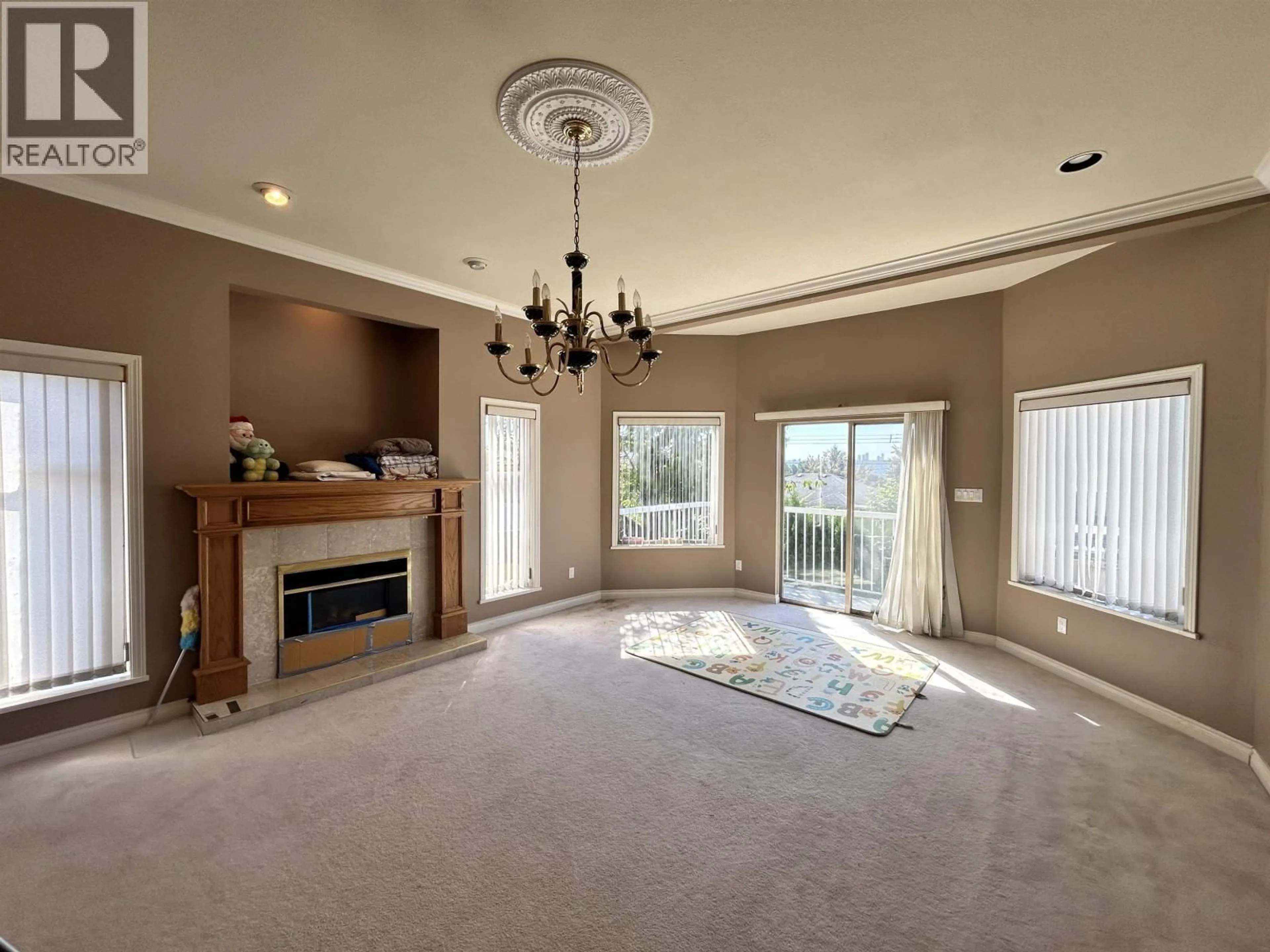 Living room with furniture, unknown for 6262 KITCHENER STREET, Burnaby British Columbia V5B2J4