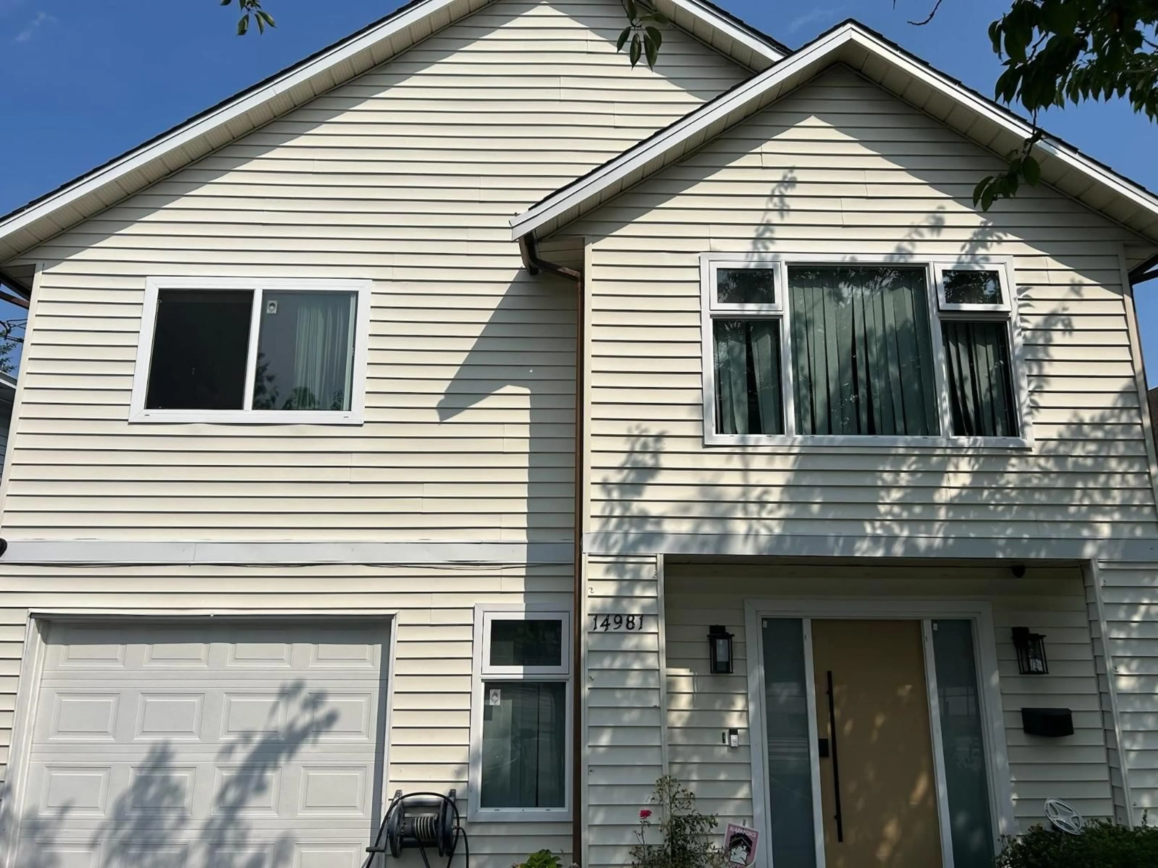 Home with vinyl exterior material, street for 14981 98, Surrey British Columbia V3R5W9