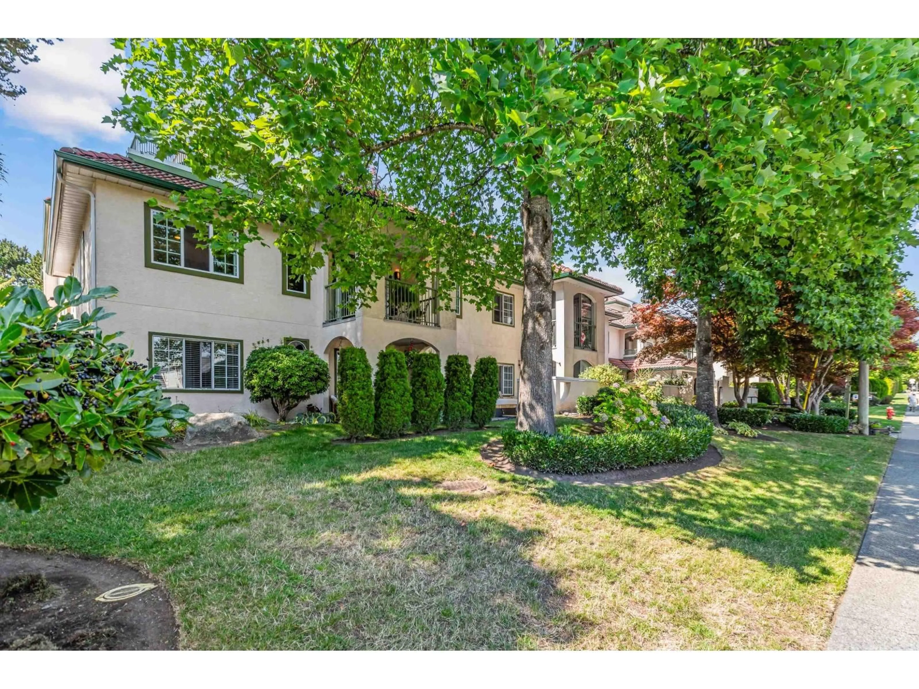 A pic from outside/outdoor area/front of a property/back of a property/a pic from drone, street for 202 - 1447 BEST, White Rock British Columbia V4B4E5