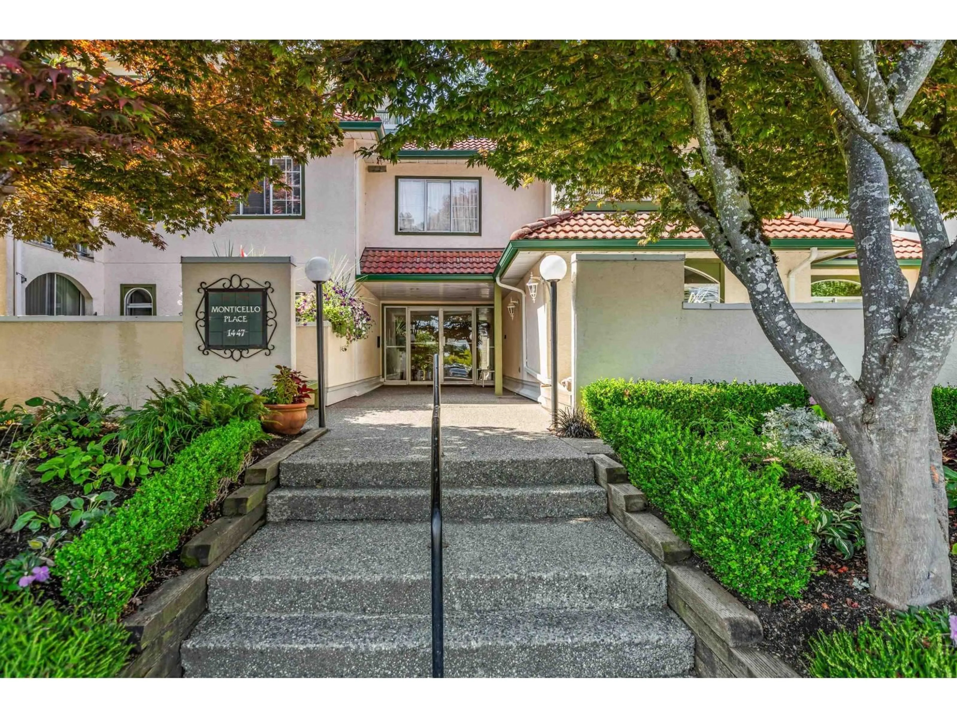 Indoor entryway for 202 - 1447 BEST, White Rock British Columbia V4B4E5