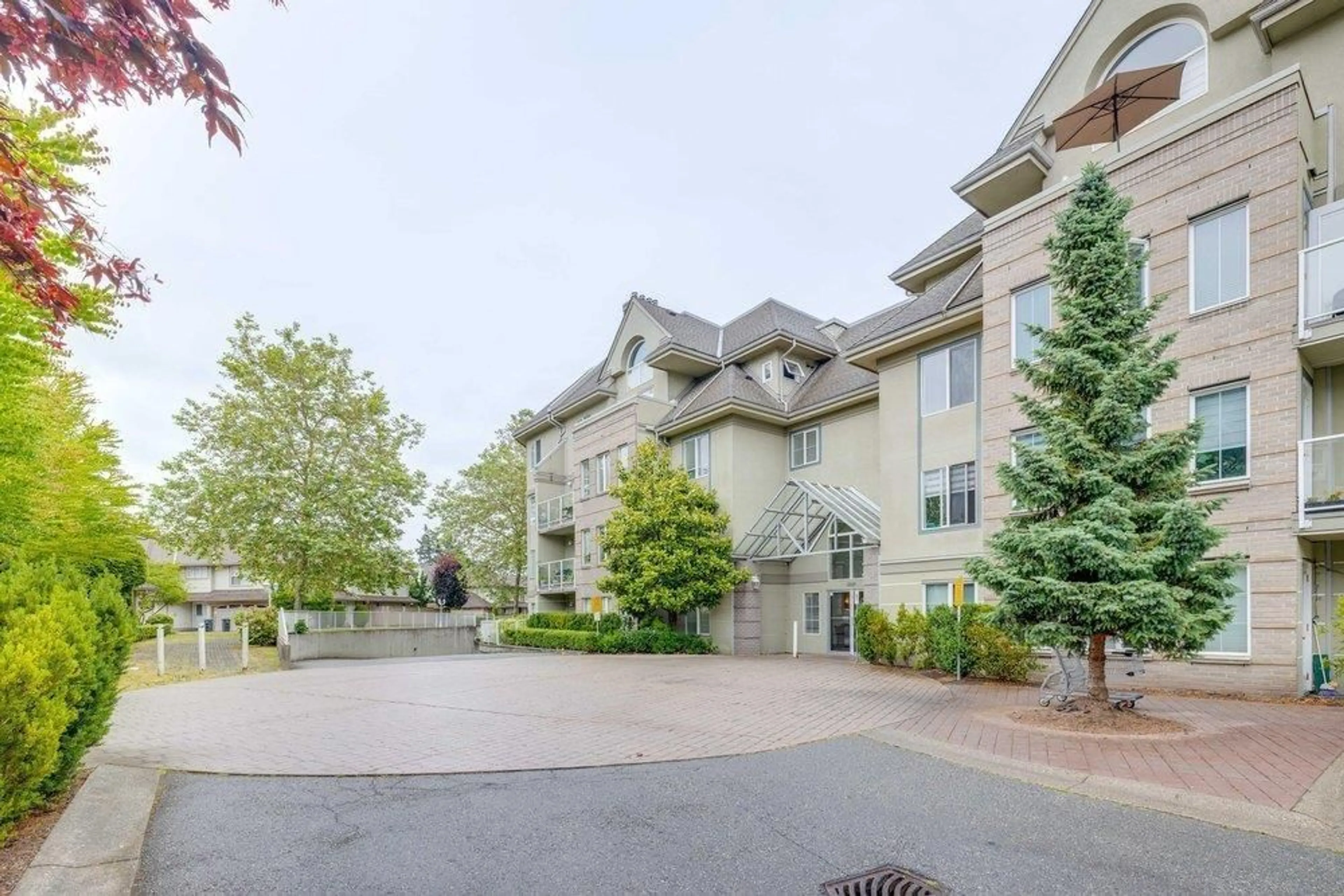 Patio, mountain view for 412 - 12125 75A, Surrey British Columbia V3W1B9