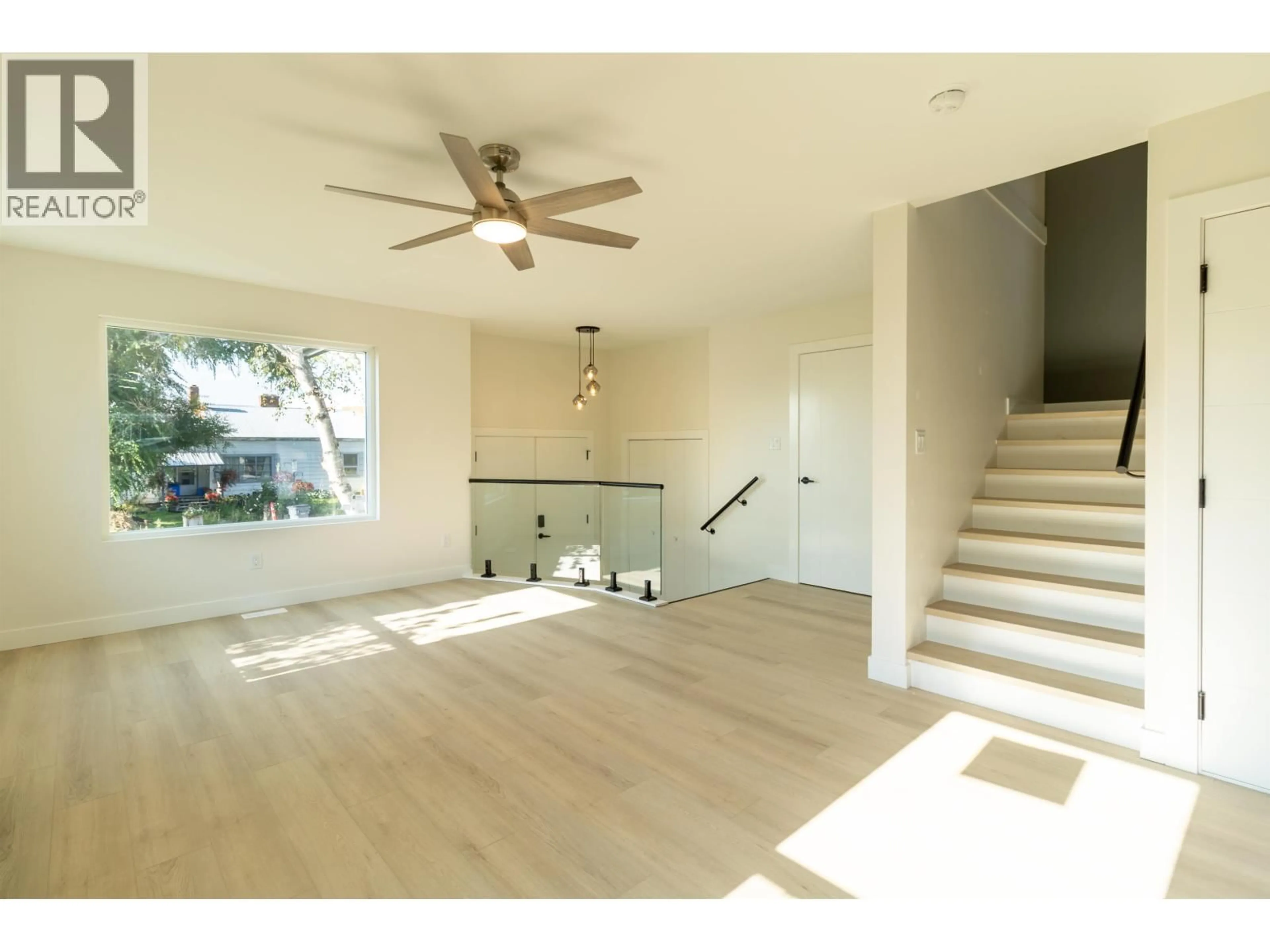 Indoor foyer for 1980 12TH AVENUE, Prince George British Columbia V2M1R9