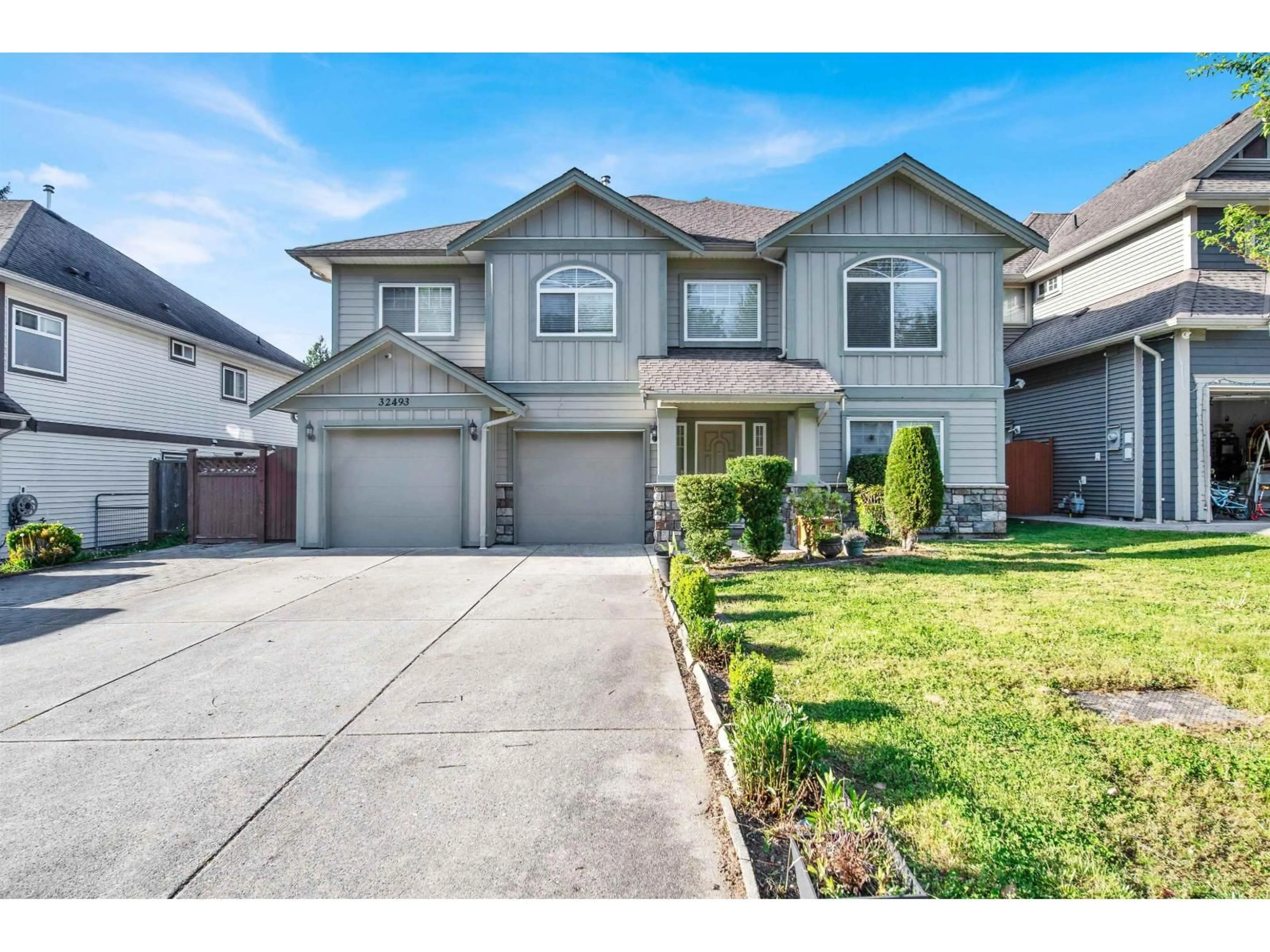 Home with vinyl exterior material, street for 32493 EGGLESTONE, Mission British Columbia V4S0A8