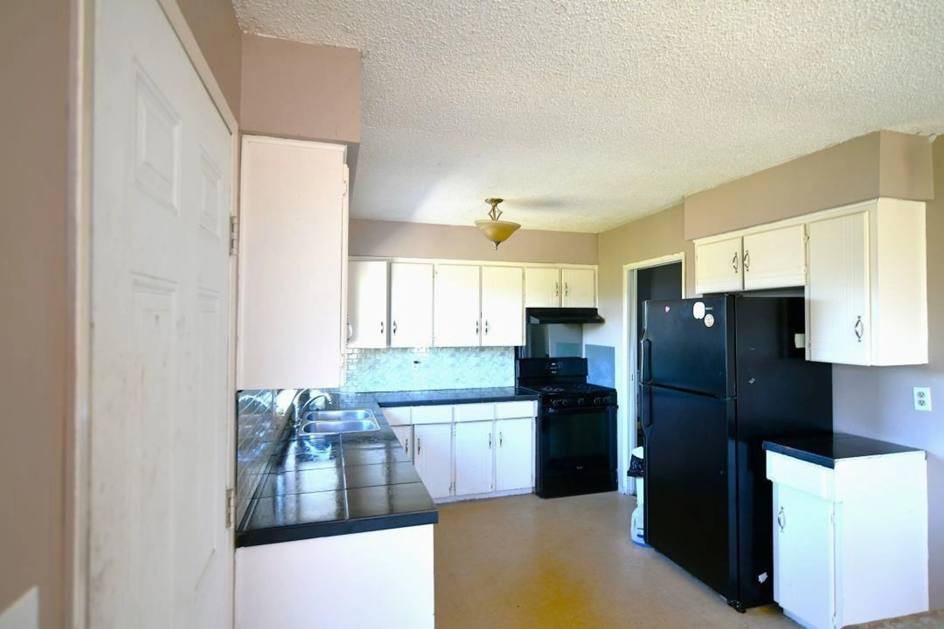 Standard kitchen, ceramic/tile floor for 13495 113, Surrey British Columbia V3R6S9