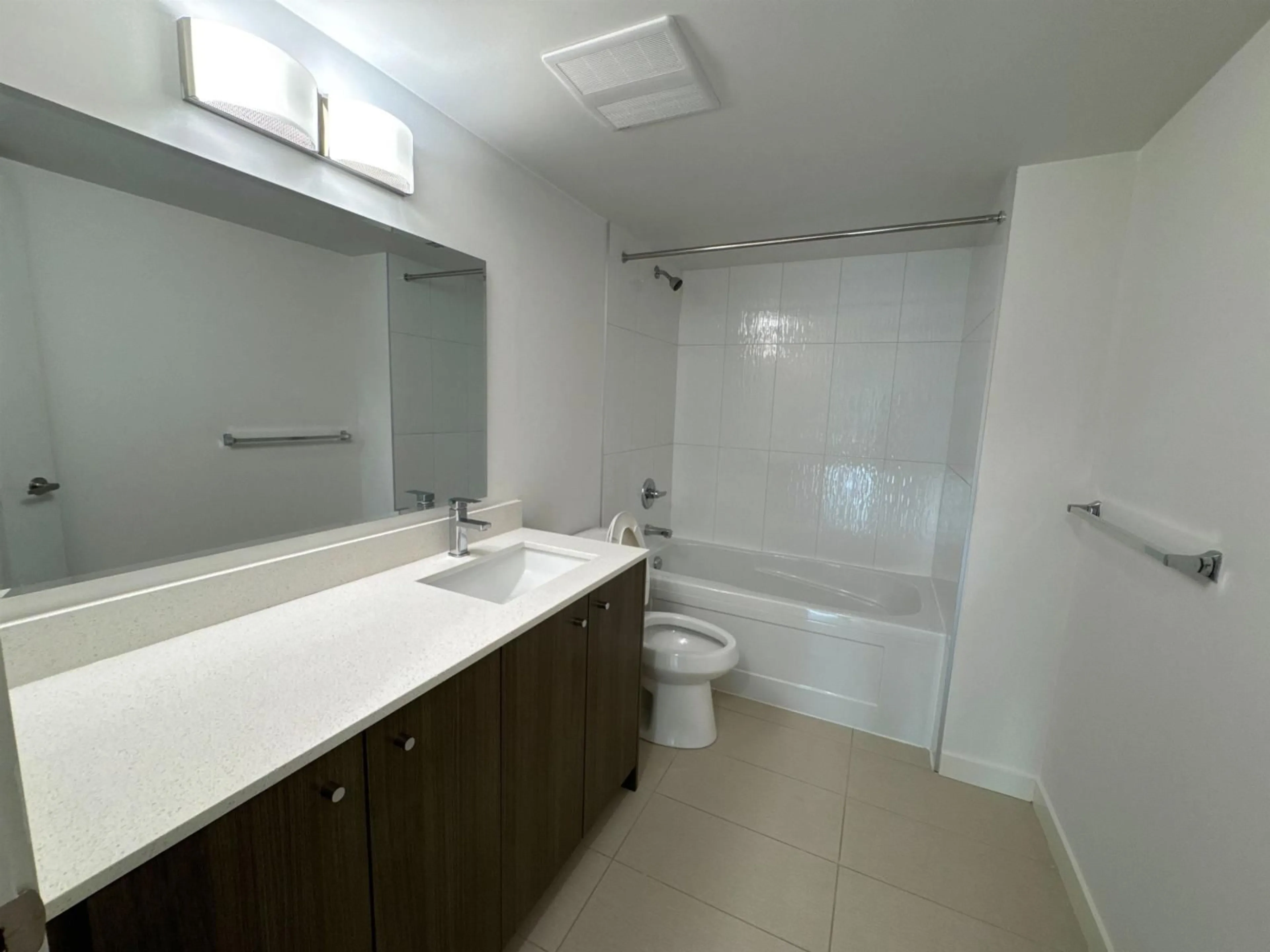Standard bathroom, unknown for 103 - 10688 140, Surrey British Columbia V3T0M6