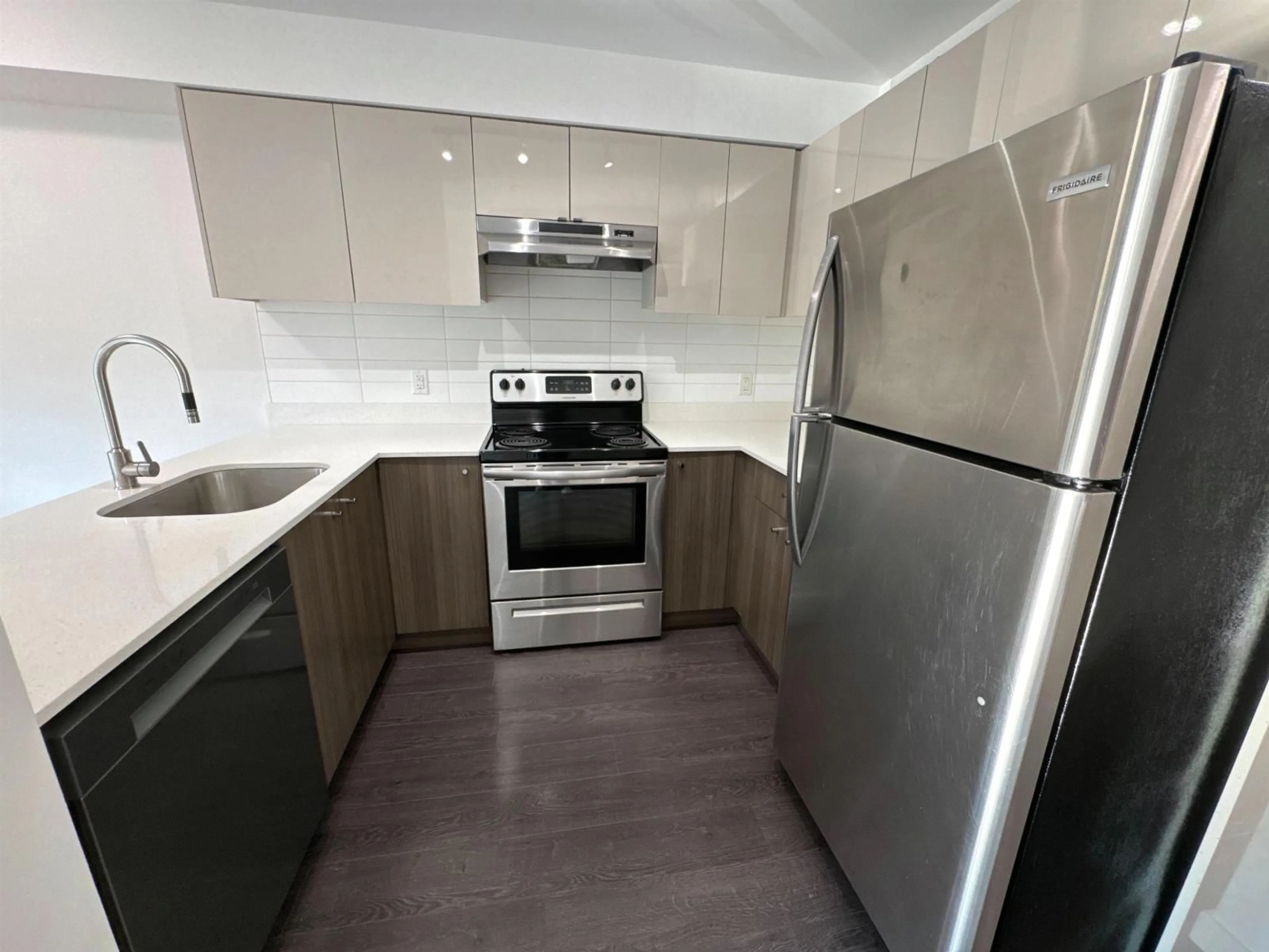 Standard kitchen, unknown for 103 - 10688 140, Surrey British Columbia V3T0M6