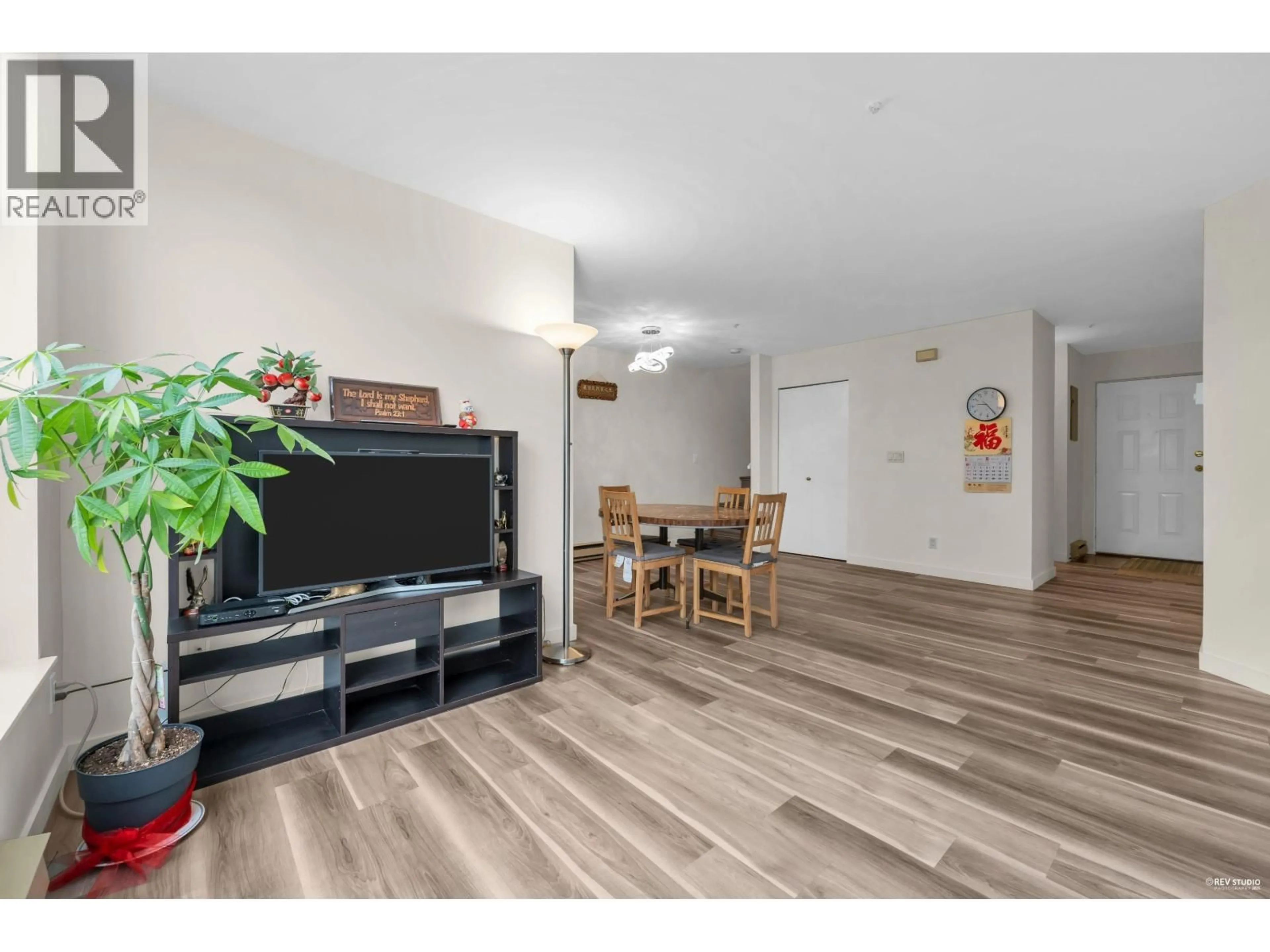 Living room with furniture, wood/laminate floor for 363 - 8333 JONES ROAD, Richmond British Columbia V6Y3W9
