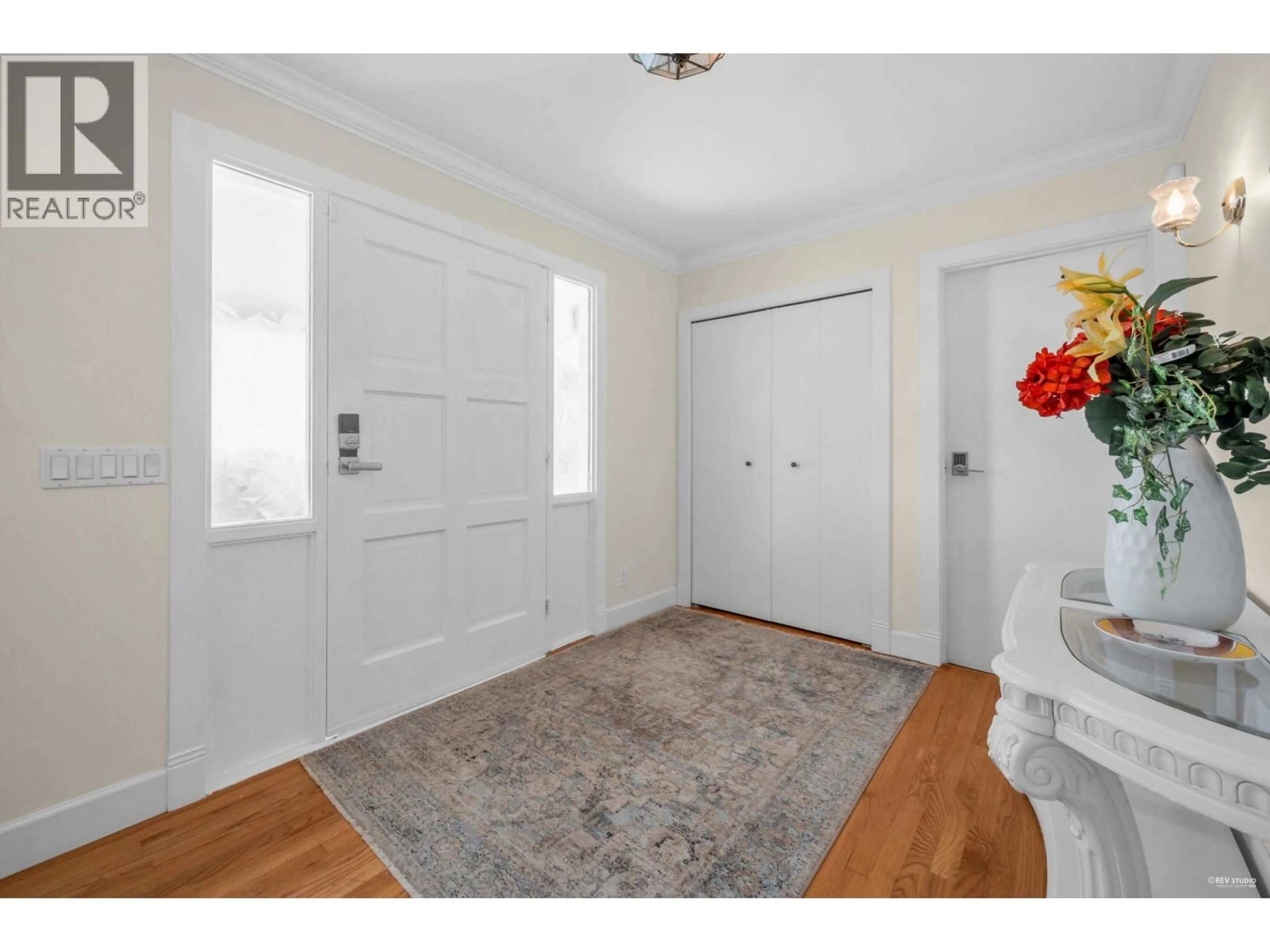 Indoor entryway for 2030 RUSSET WAY, West Vancouver British Columbia V7V3B4