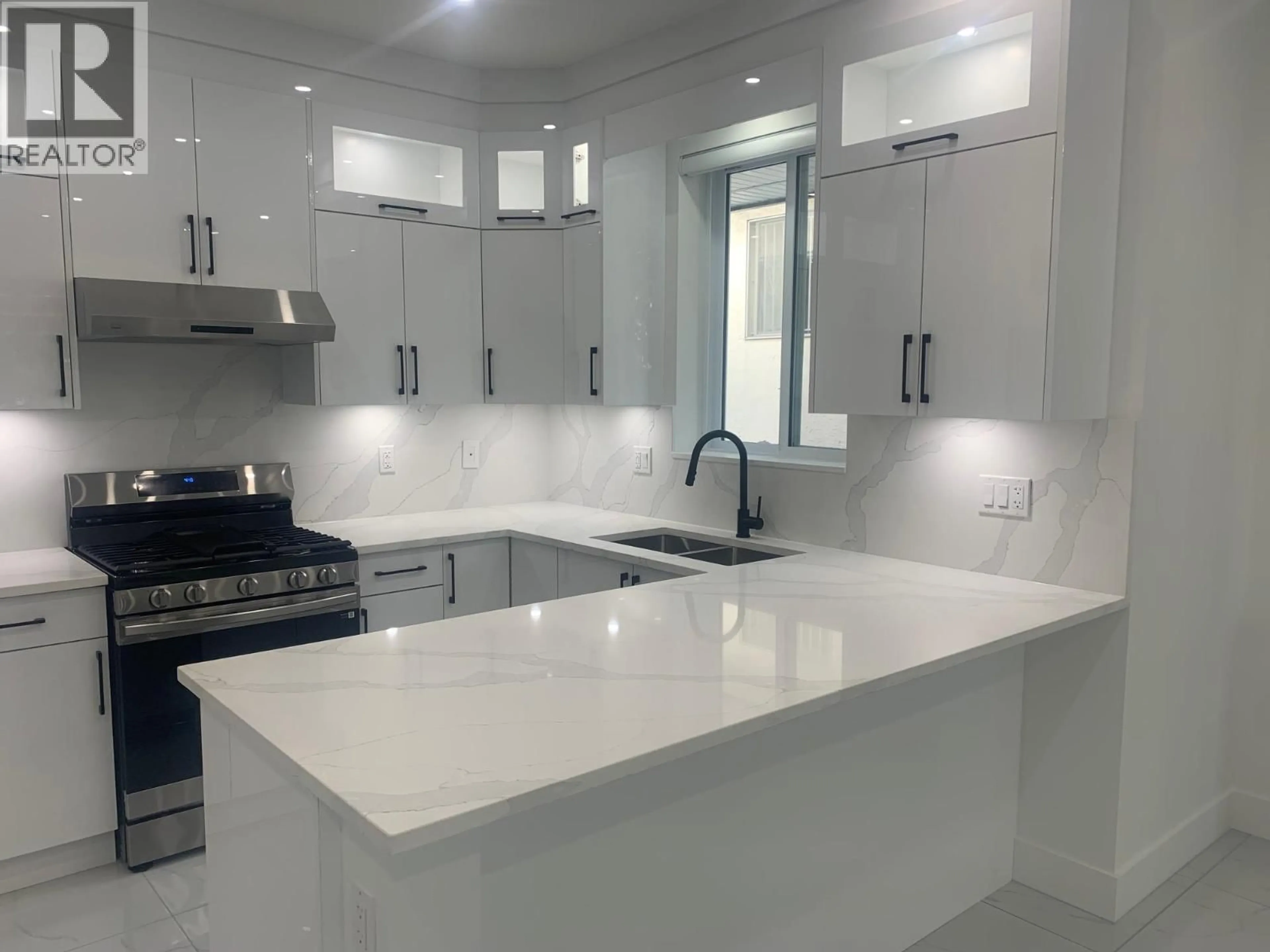 Open concept kitchen, ceramic/tile floor for 1 - 2076 50TH AVENUE, Vancouver British Columbia V5P1V3