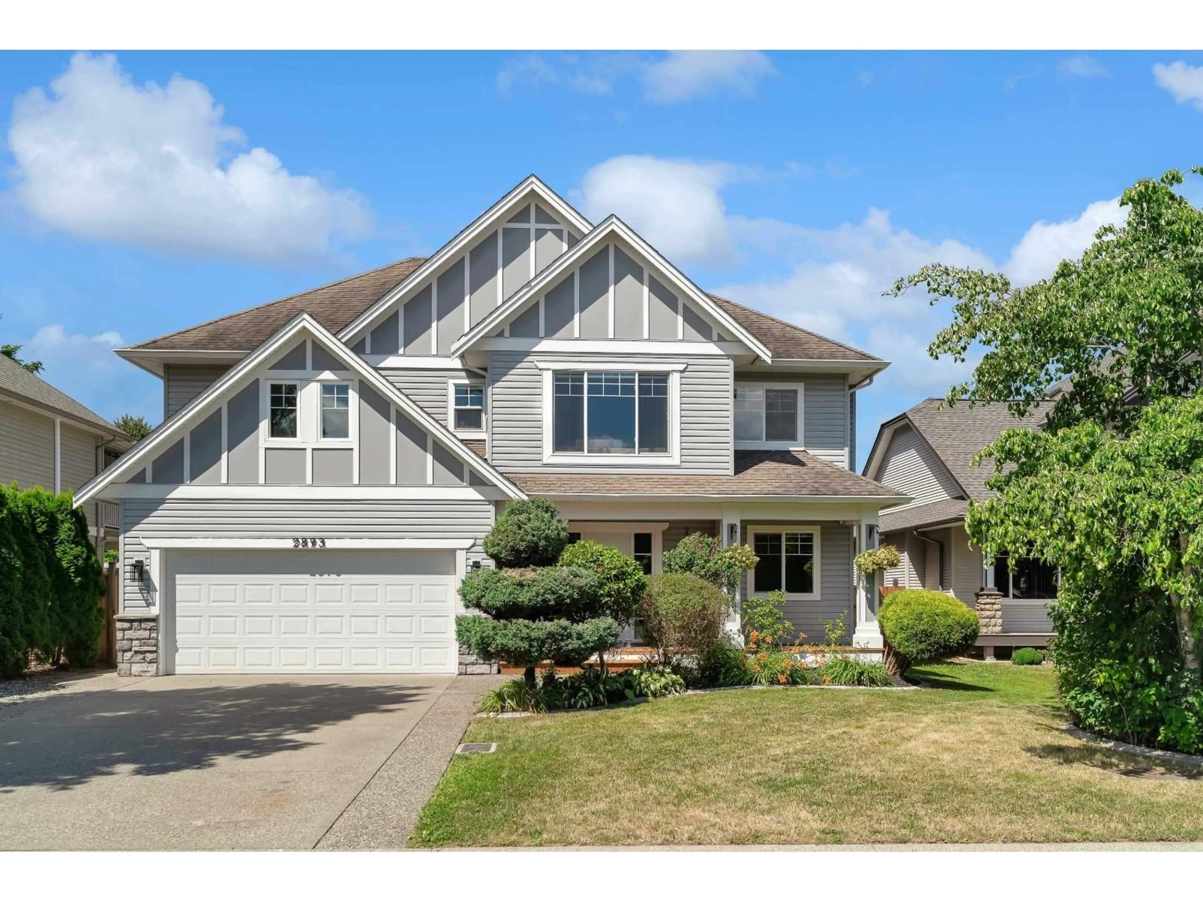 Home with vinyl exterior material, street for 2893 SHUTTLE, Abbotsford British Columbia V4X2S1