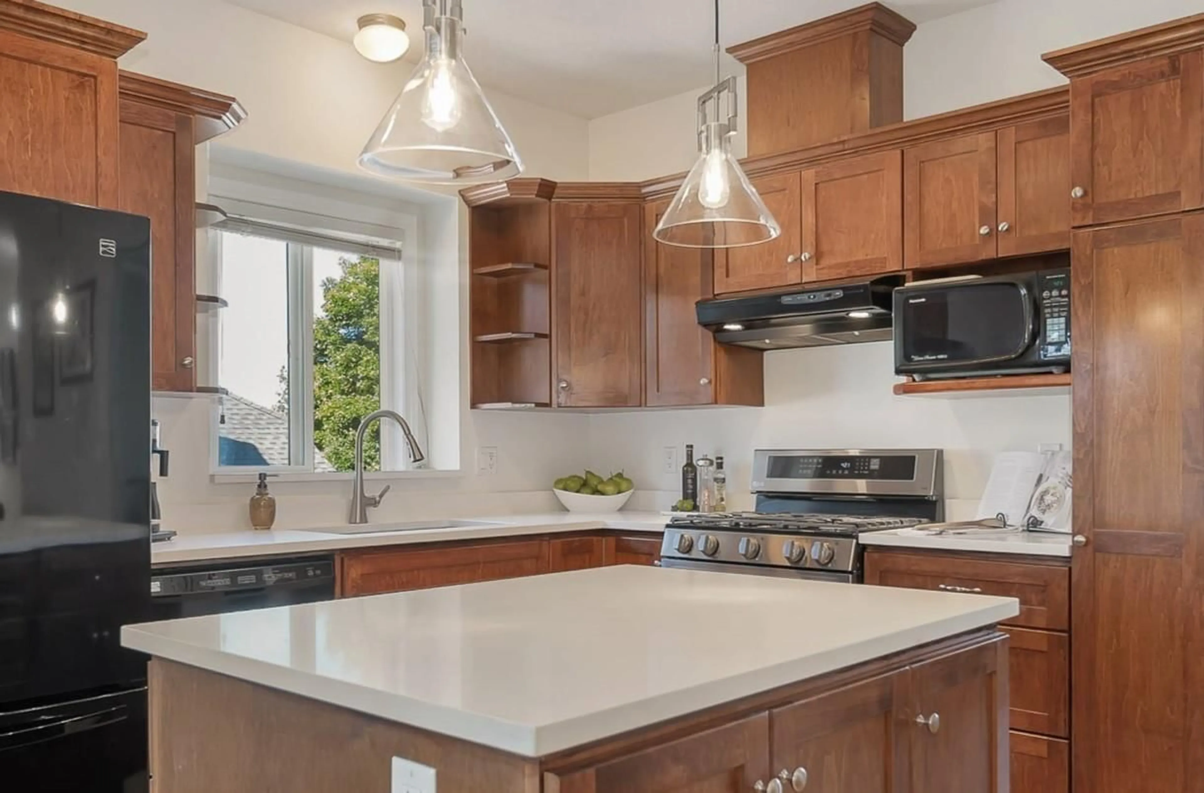 Open concept kitchen, ceramic/tile floor for 2893 SHUTTLE, Abbotsford British Columbia V4X2S1
