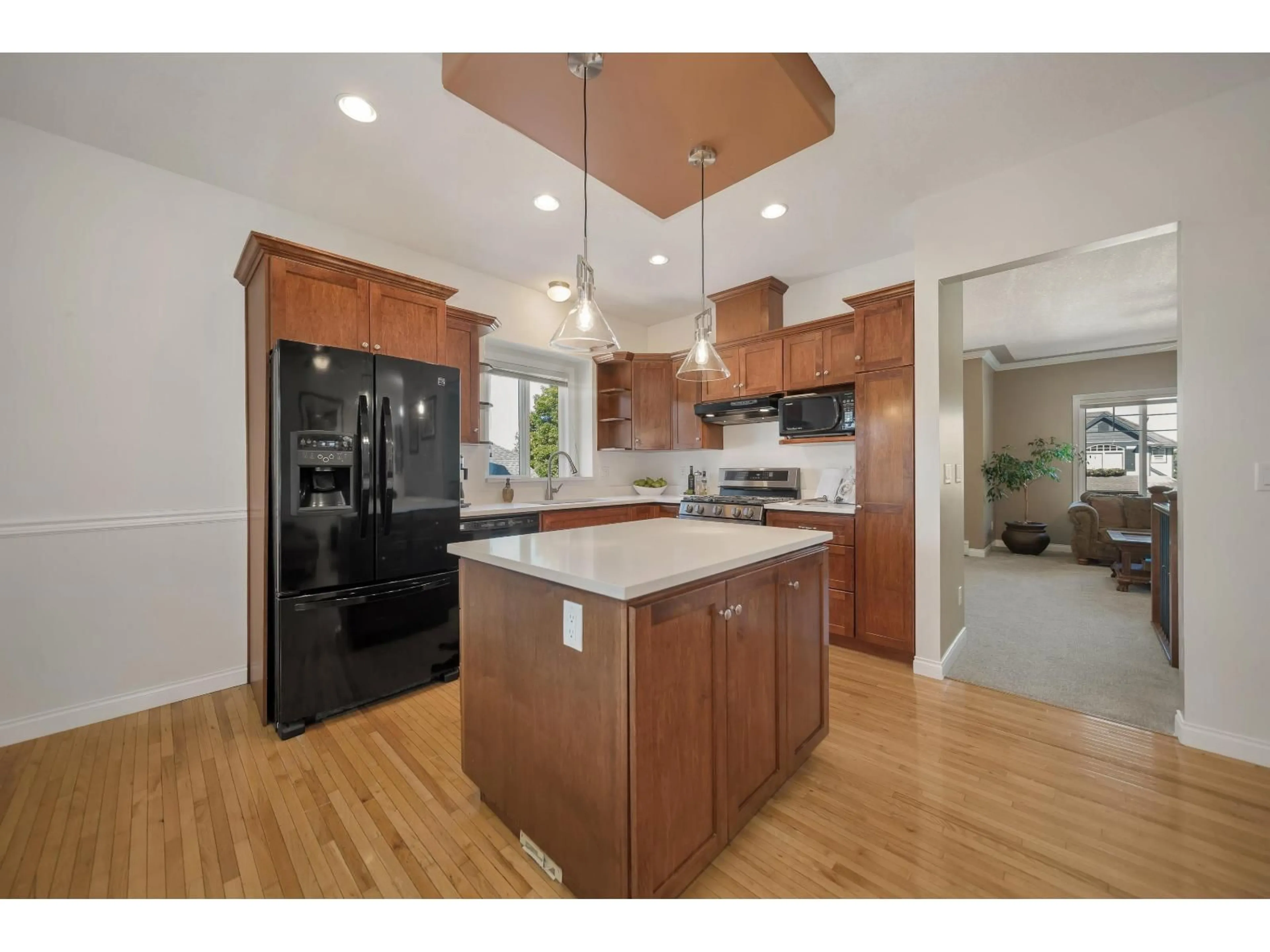 Open concept kitchen, wood/laminate floor for 2893 SHUTTLE, Abbotsford British Columbia V4X2S1