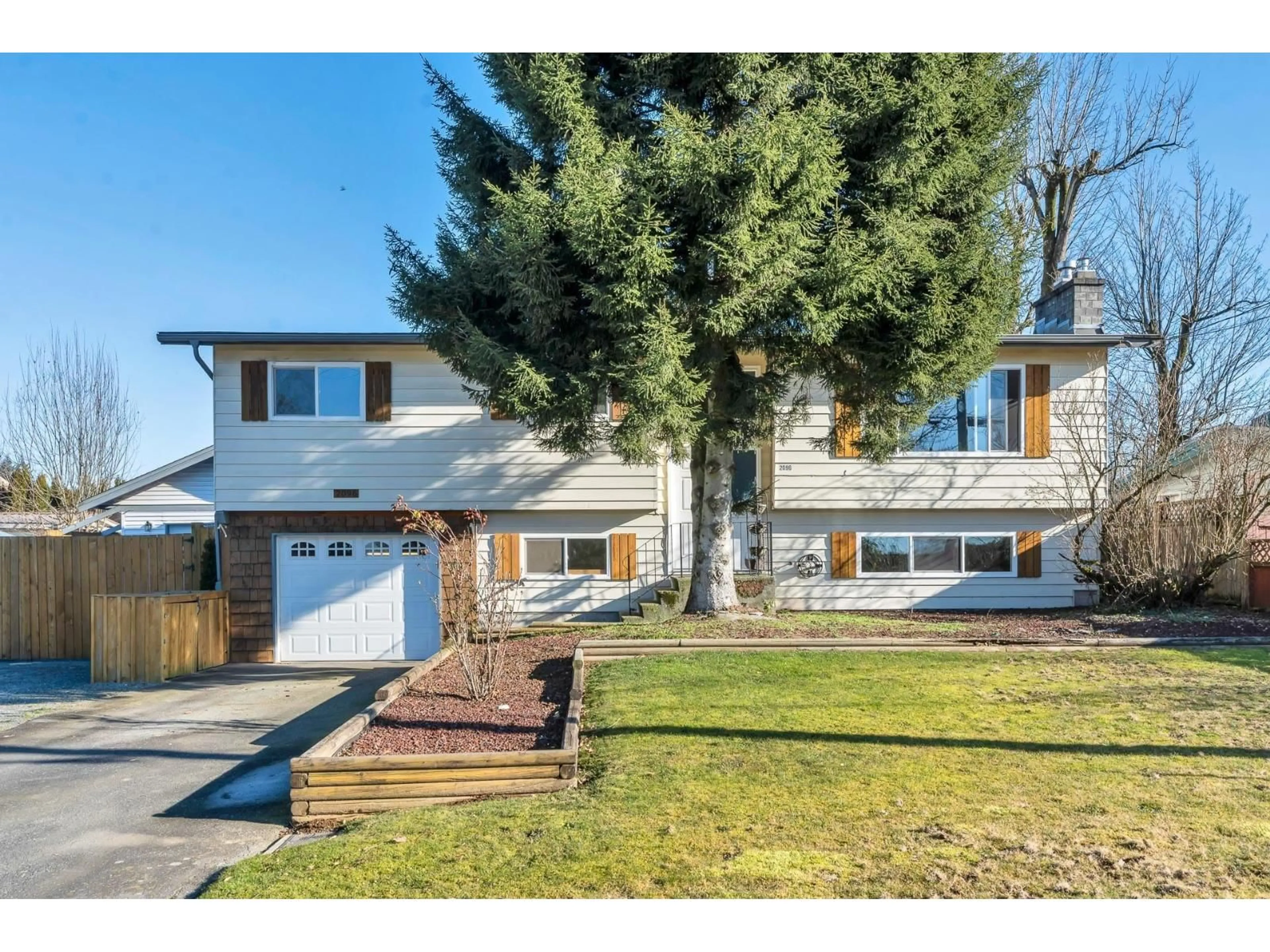 A pic from outside/outdoor area/front of a property/back of a property/a pic from drone, street for 2096 MARTENS, Abbotsford British Columbia V2T6M6