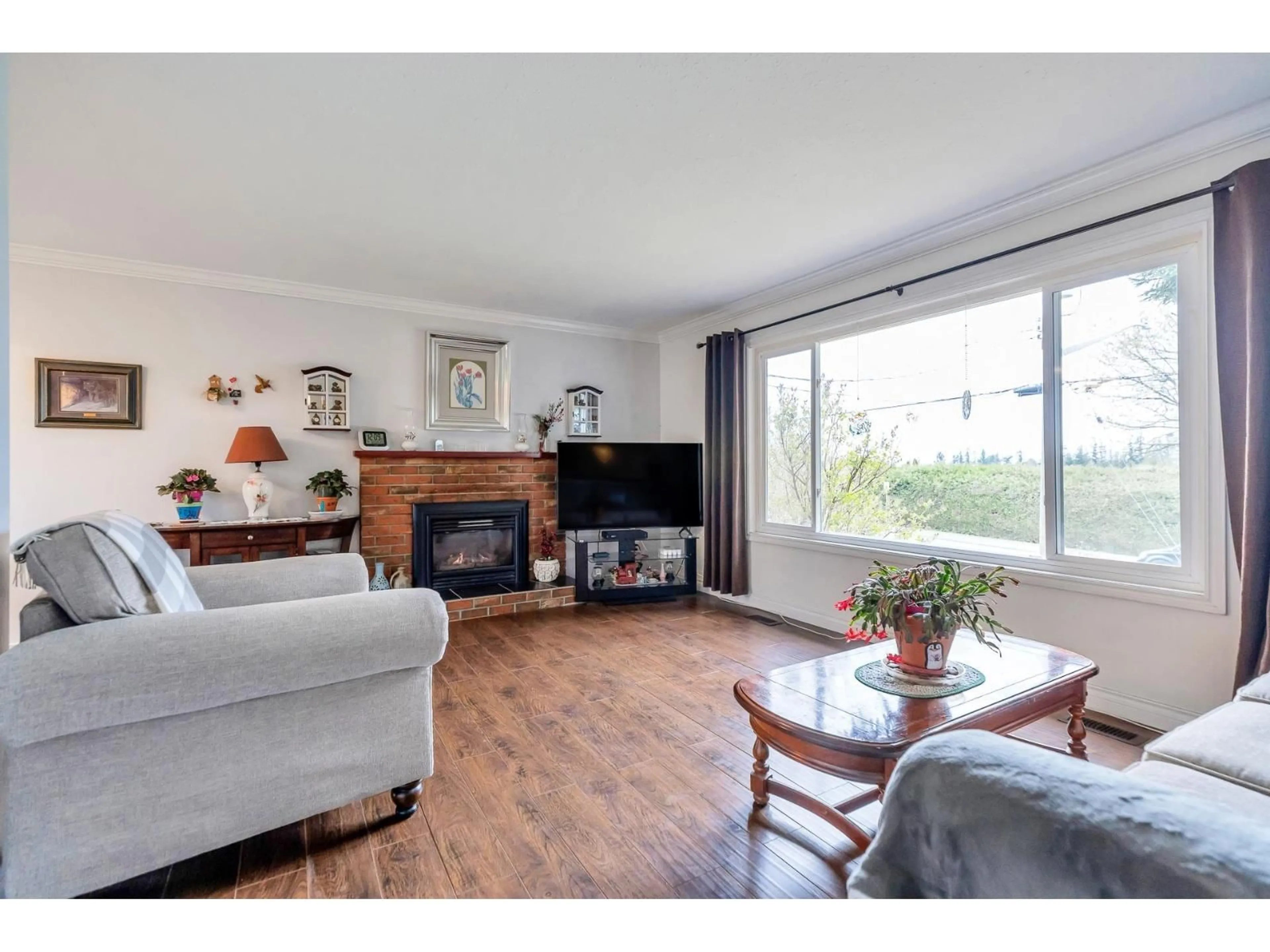 Living room with furniture, wood/laminate floor for 2096 MARTENS, Abbotsford British Columbia V2T6M6