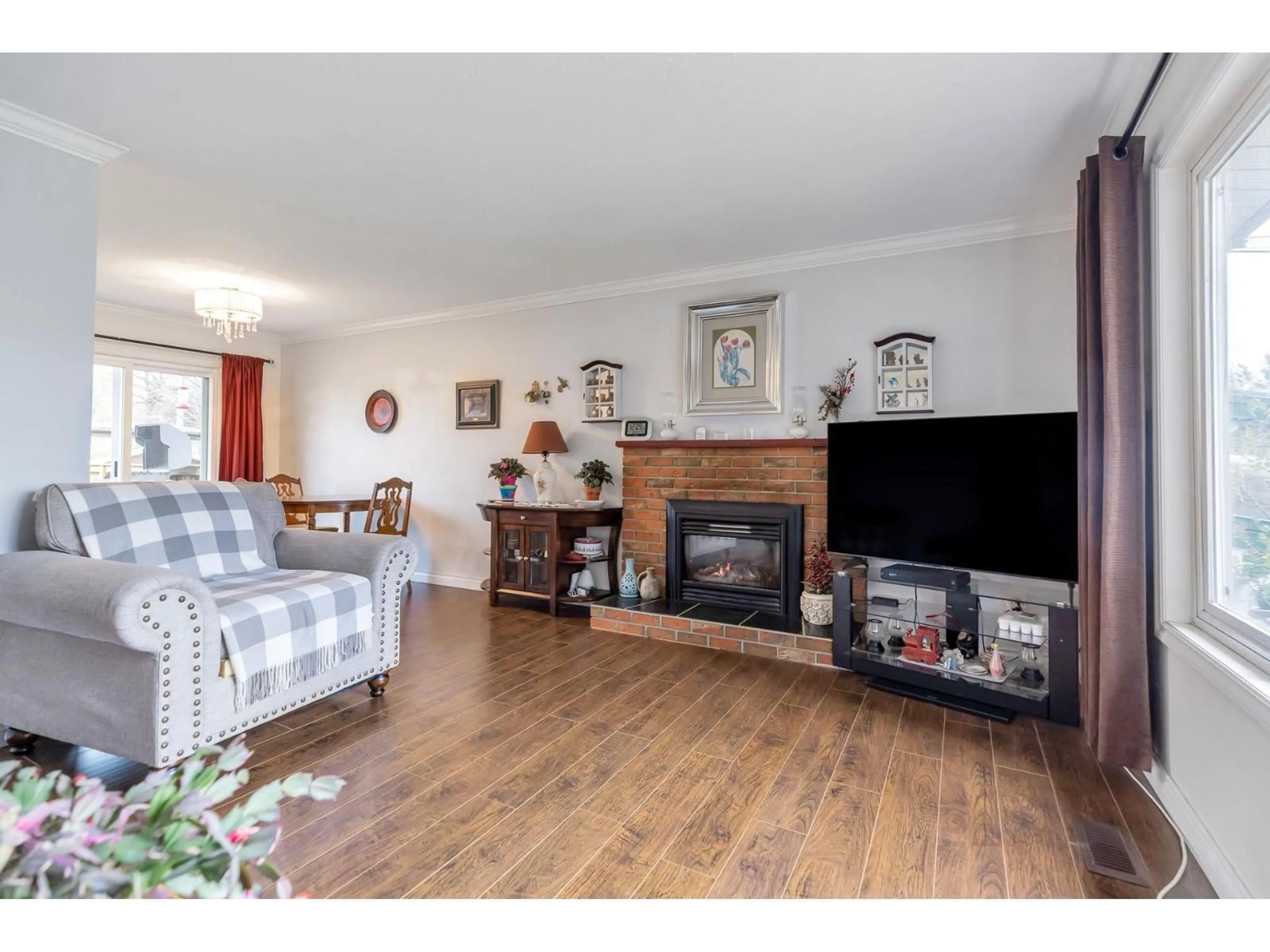 Living room with furniture, wood/laminate floor for 2096 MARTENS, Abbotsford British Columbia V2T6M6