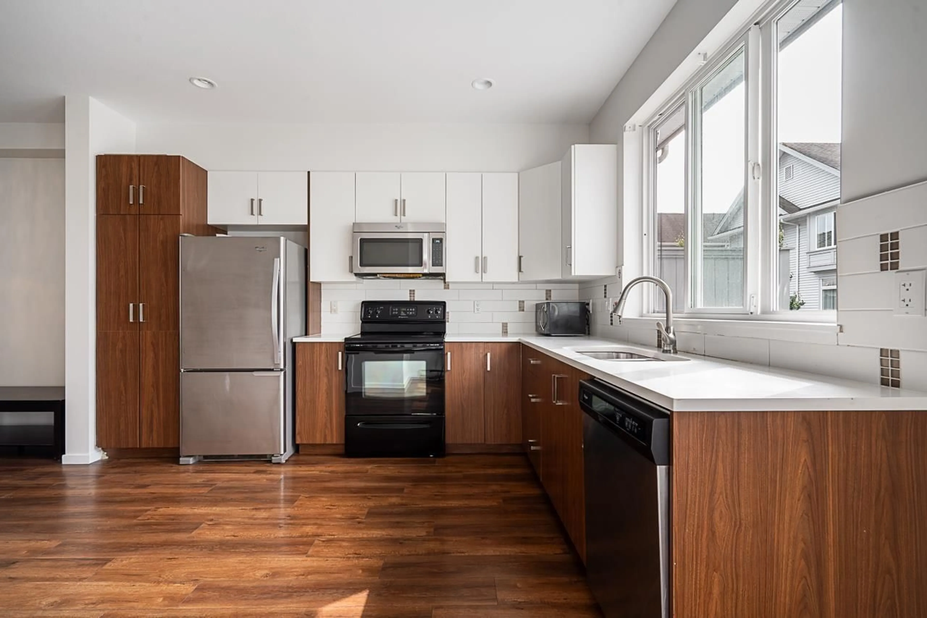 Open concept kitchen, wood/laminate floor for 29 - 5858 142, Surrey British Columbia V3X0H2