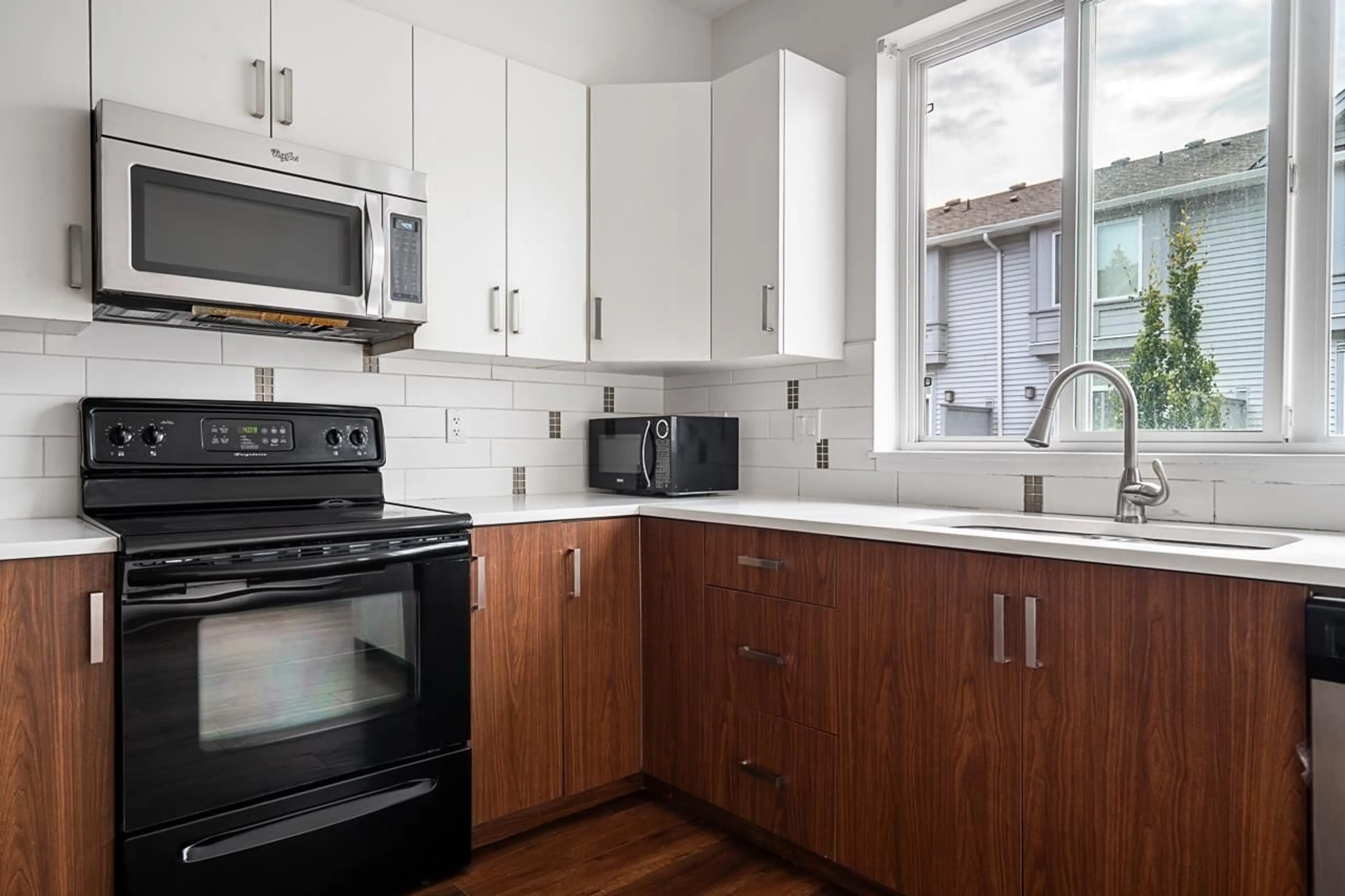 Standard kitchen, unknown for 29 - 5858 142, Surrey British Columbia V3X0H2