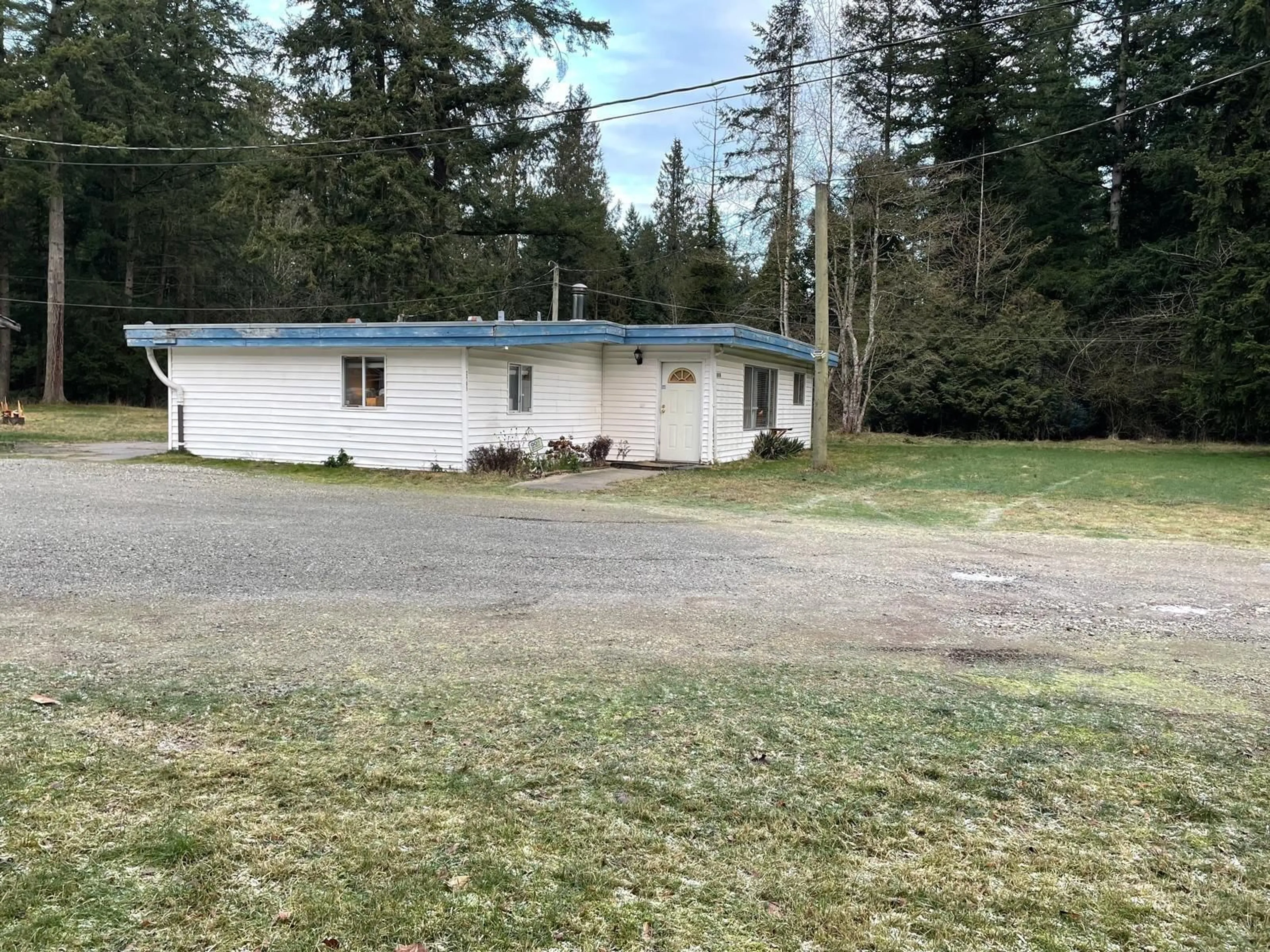 A pic from outside/outdoor area/front of a property/back of a property/a pic from drone, unknown for 2185 200, Langley British Columbia V2Z1Z6