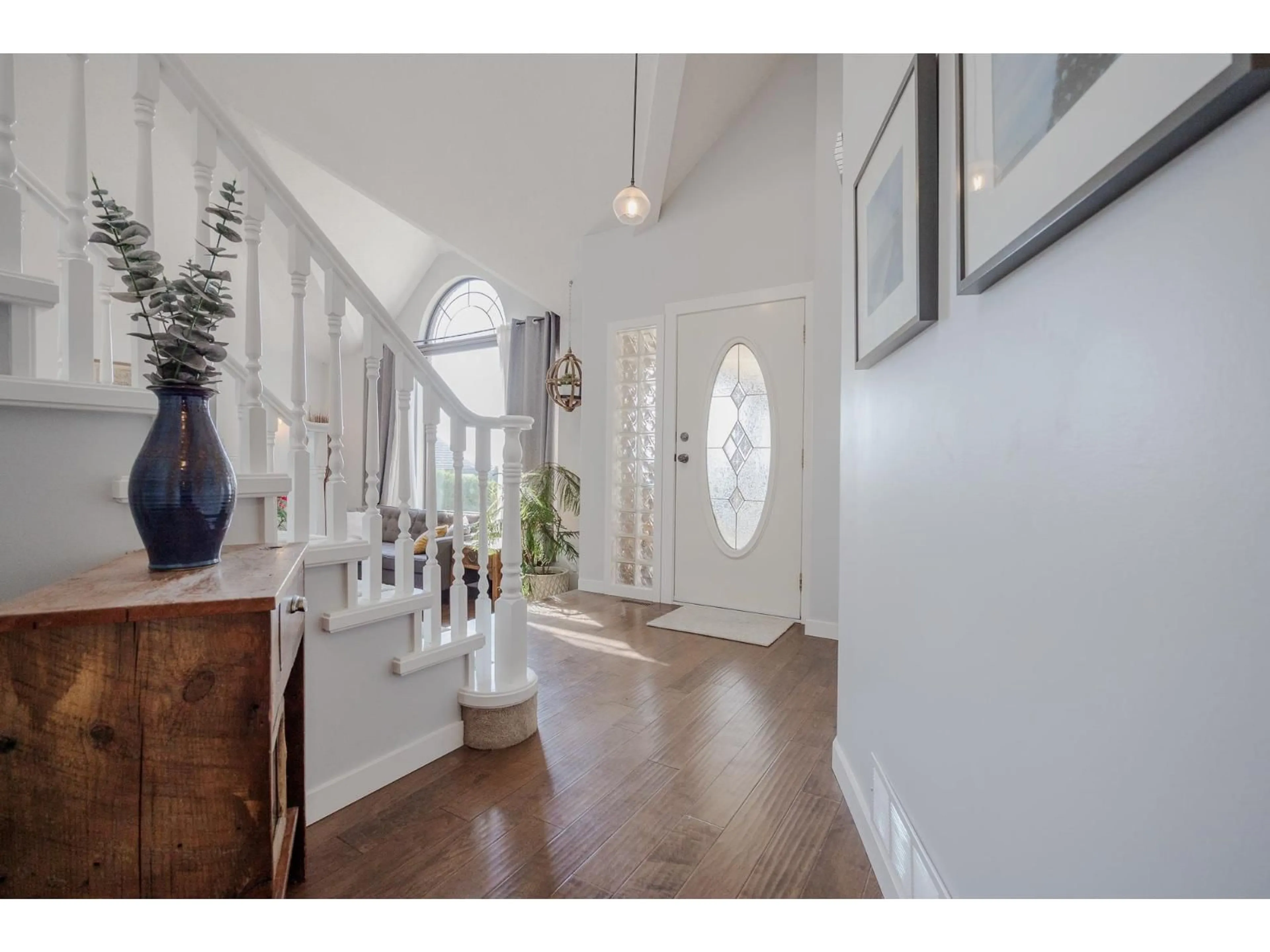 Indoor entryway for 19009 59A, Surrey British Columbia V3S7W5