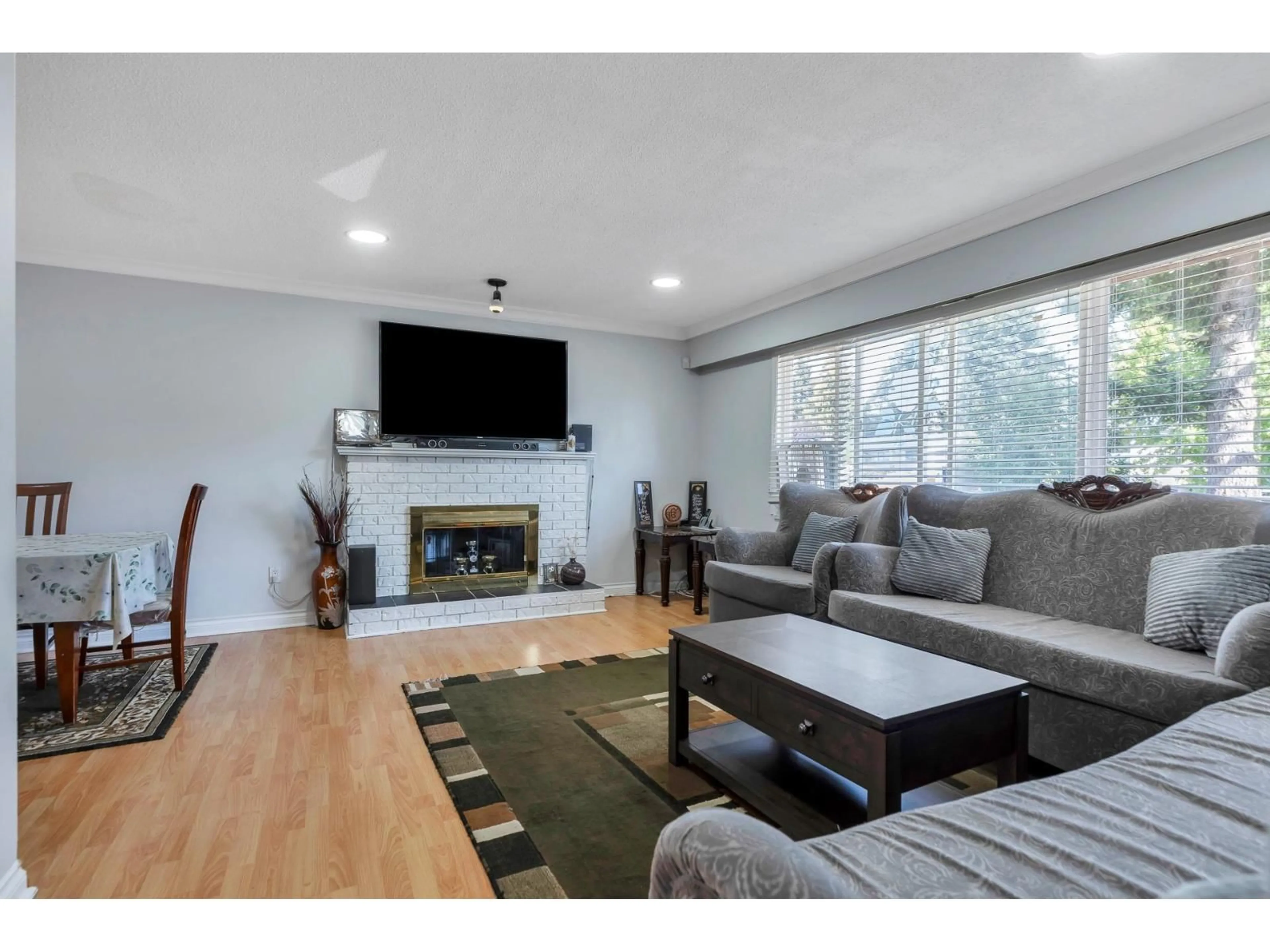 Living room with furniture, wood/laminate floor for 7901 116, Delta British Columbia V4C5T7