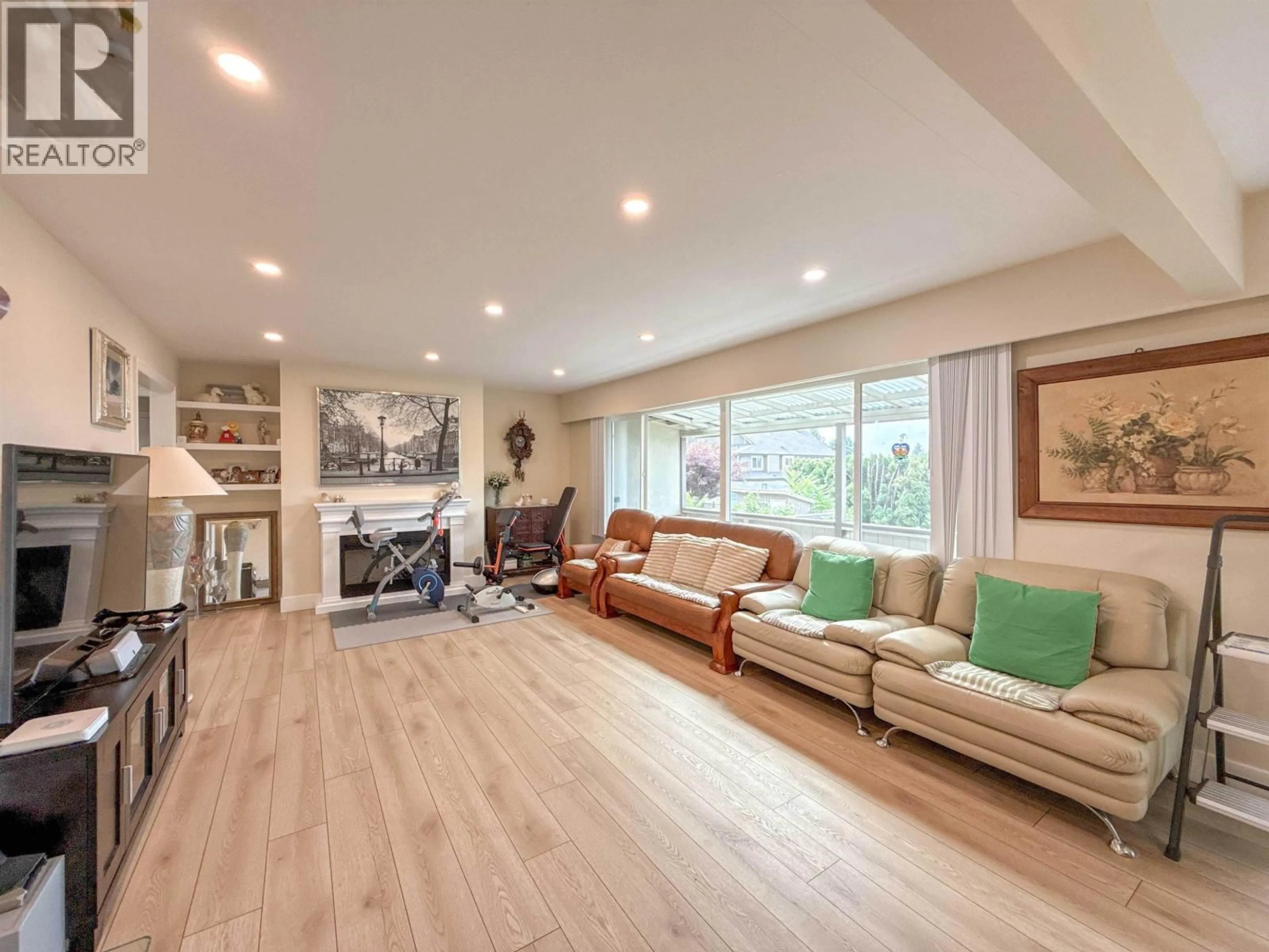 Living room with furniture, wood/laminate floor for 652 SHAW AVENUE, Coquitlam British Columbia V3K2R6