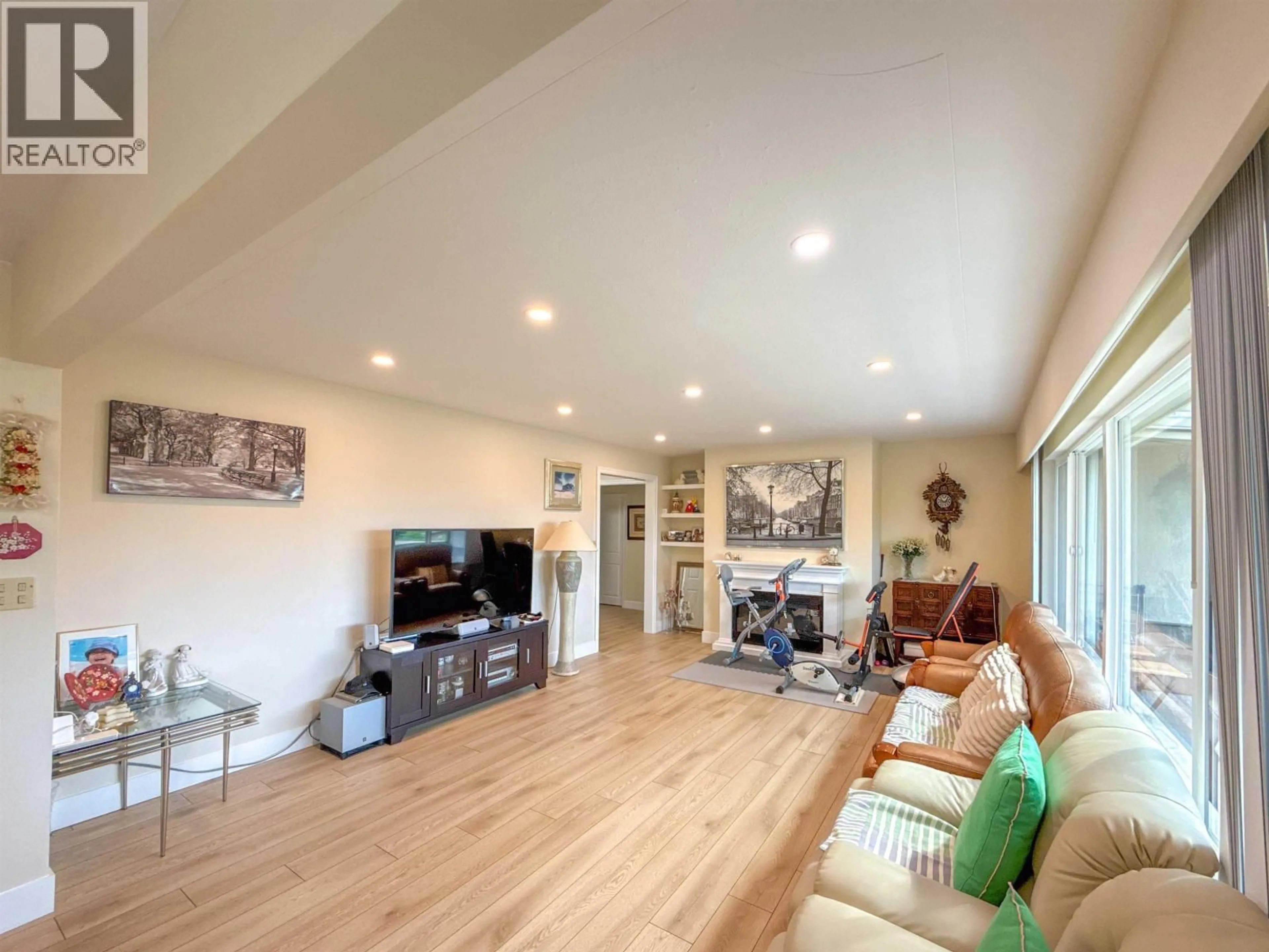 Living room with furniture, unknown for 652 SHAW AVENUE, Coquitlam British Columbia V3K2R6