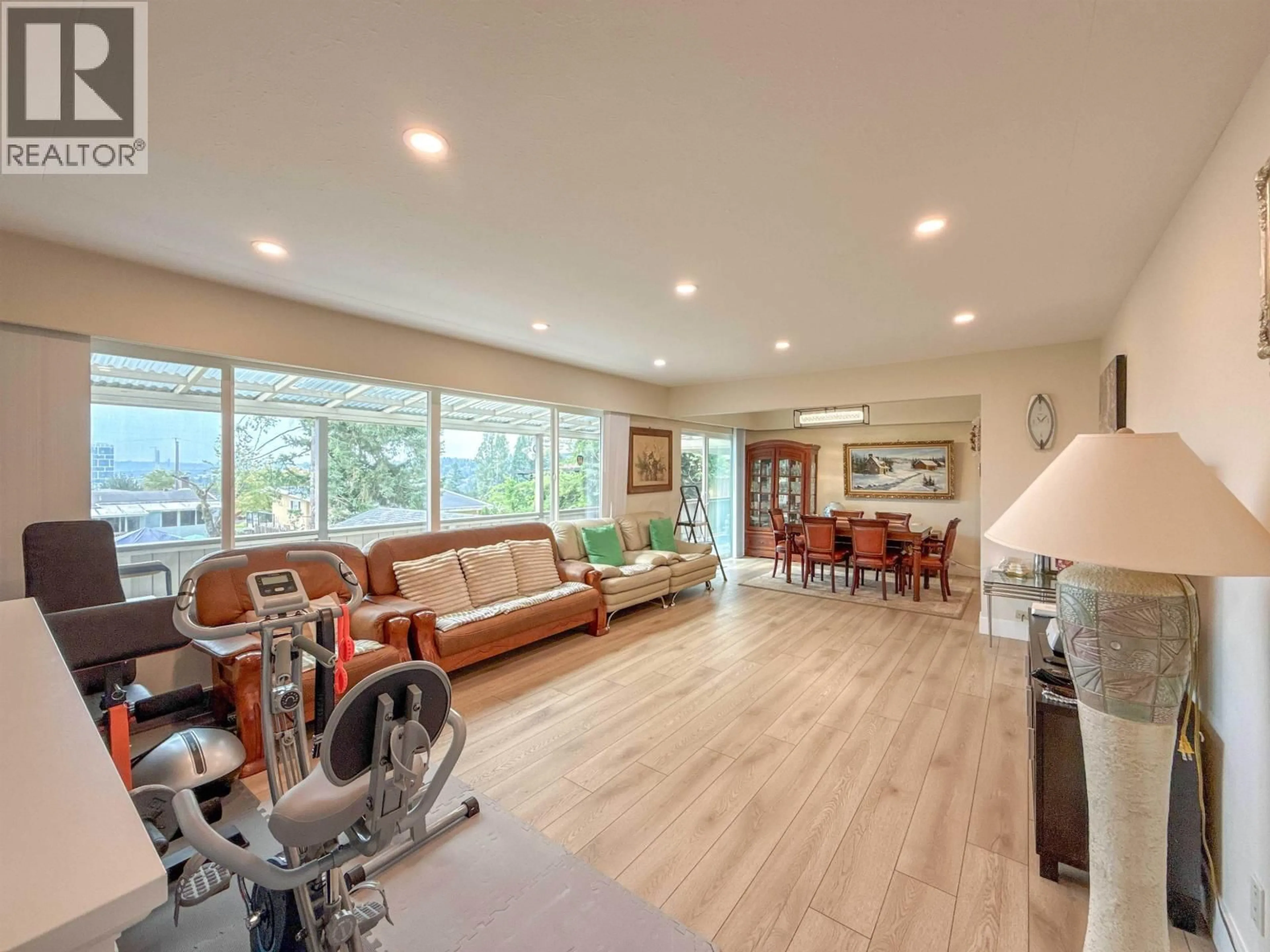 Living room with furniture, wood/laminate floor for 652 SHAW AVENUE, Coquitlam British Columbia V3K2R6