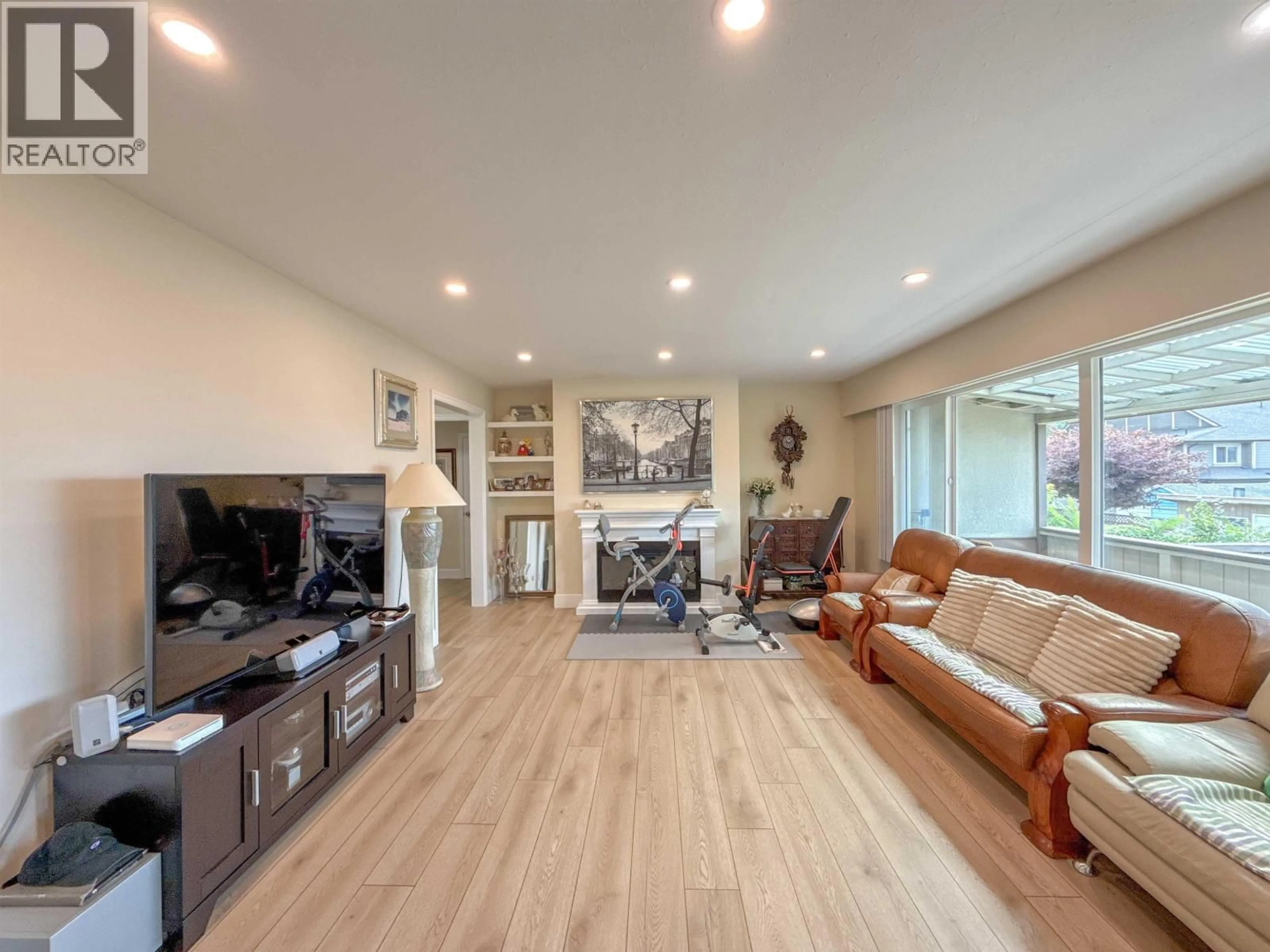 Living room with furniture, wood/laminate floor for 652 SHAW AVENUE, Coquitlam British Columbia V3K2R6