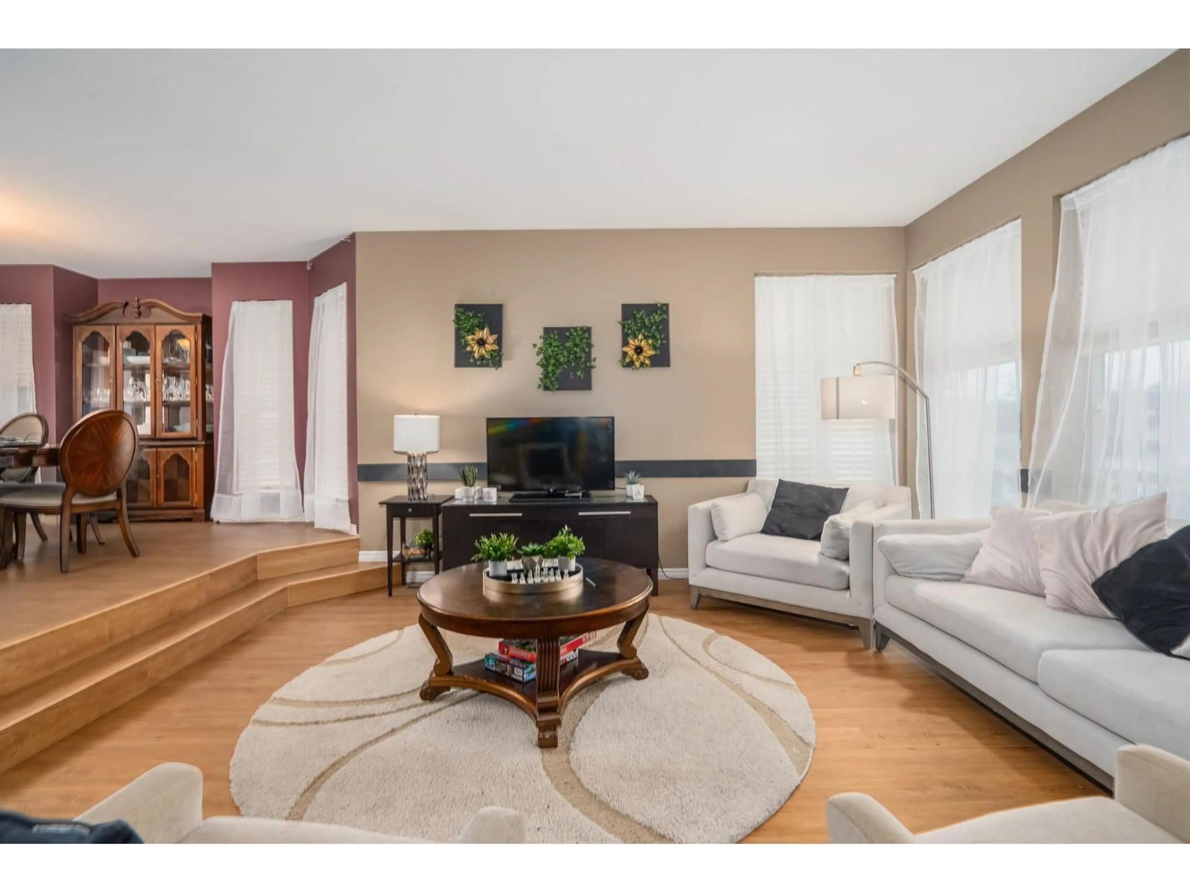 Living room with furniture, wood/laminate floor for 3771 NICOLA, Abbotsford British Columbia V2T4Z8