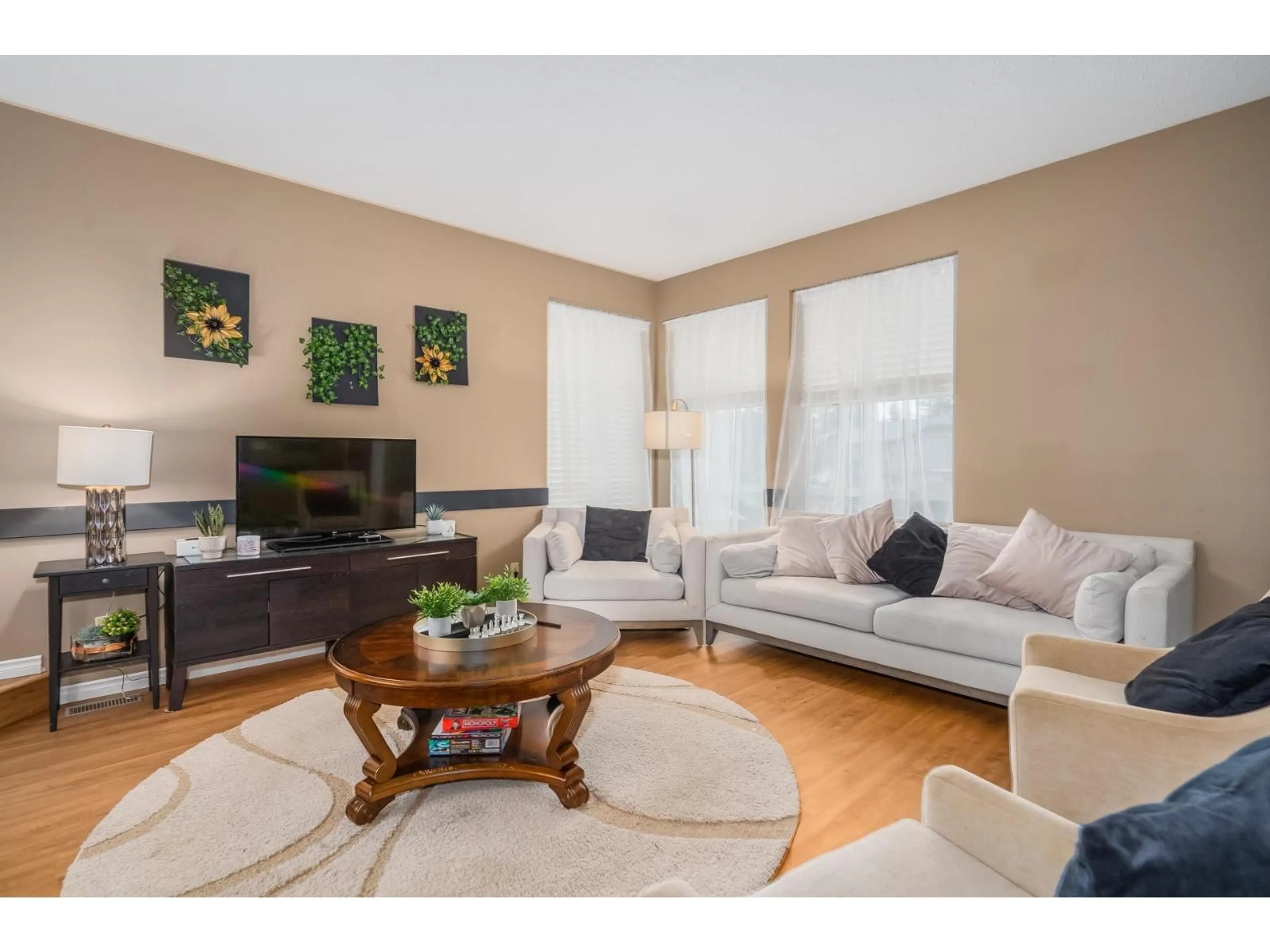 Living room with furniture, wood/laminate floor for 3771 NICOLA, Abbotsford British Columbia V2T4Z8