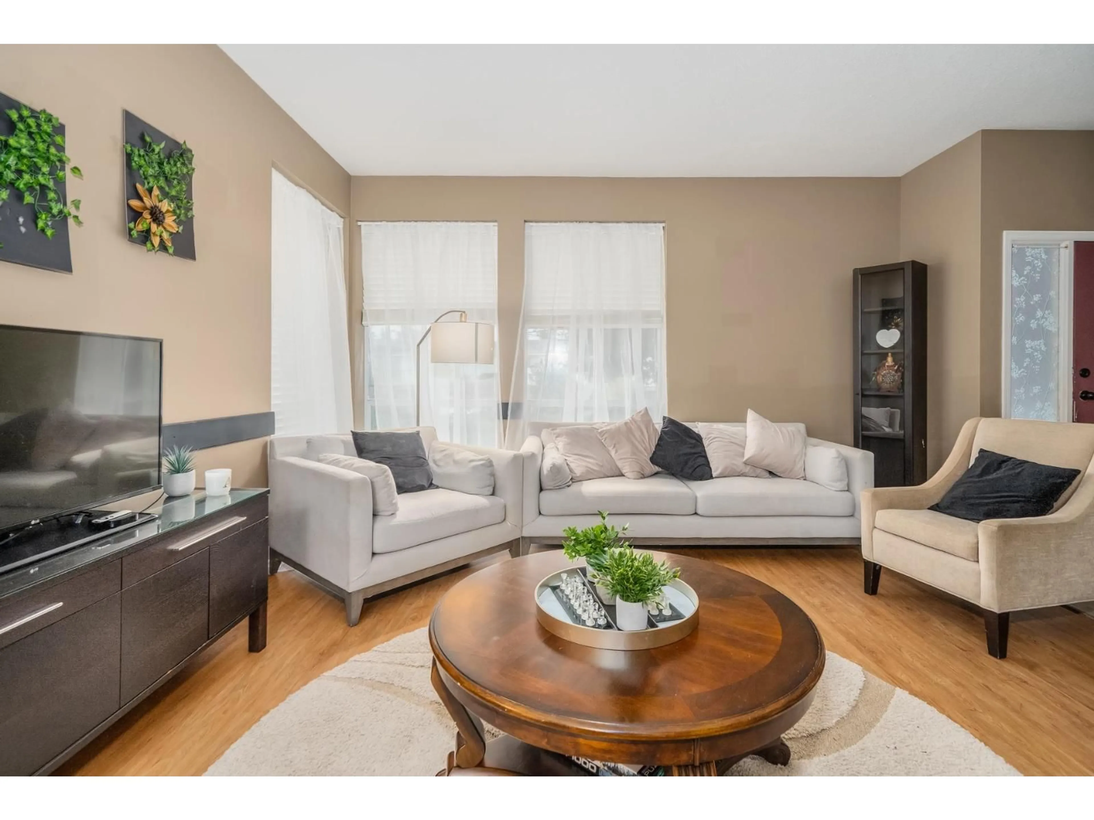 Living room with furniture, wood/laminate floor for 3771 NICOLA, Abbotsford British Columbia V2T4Z8