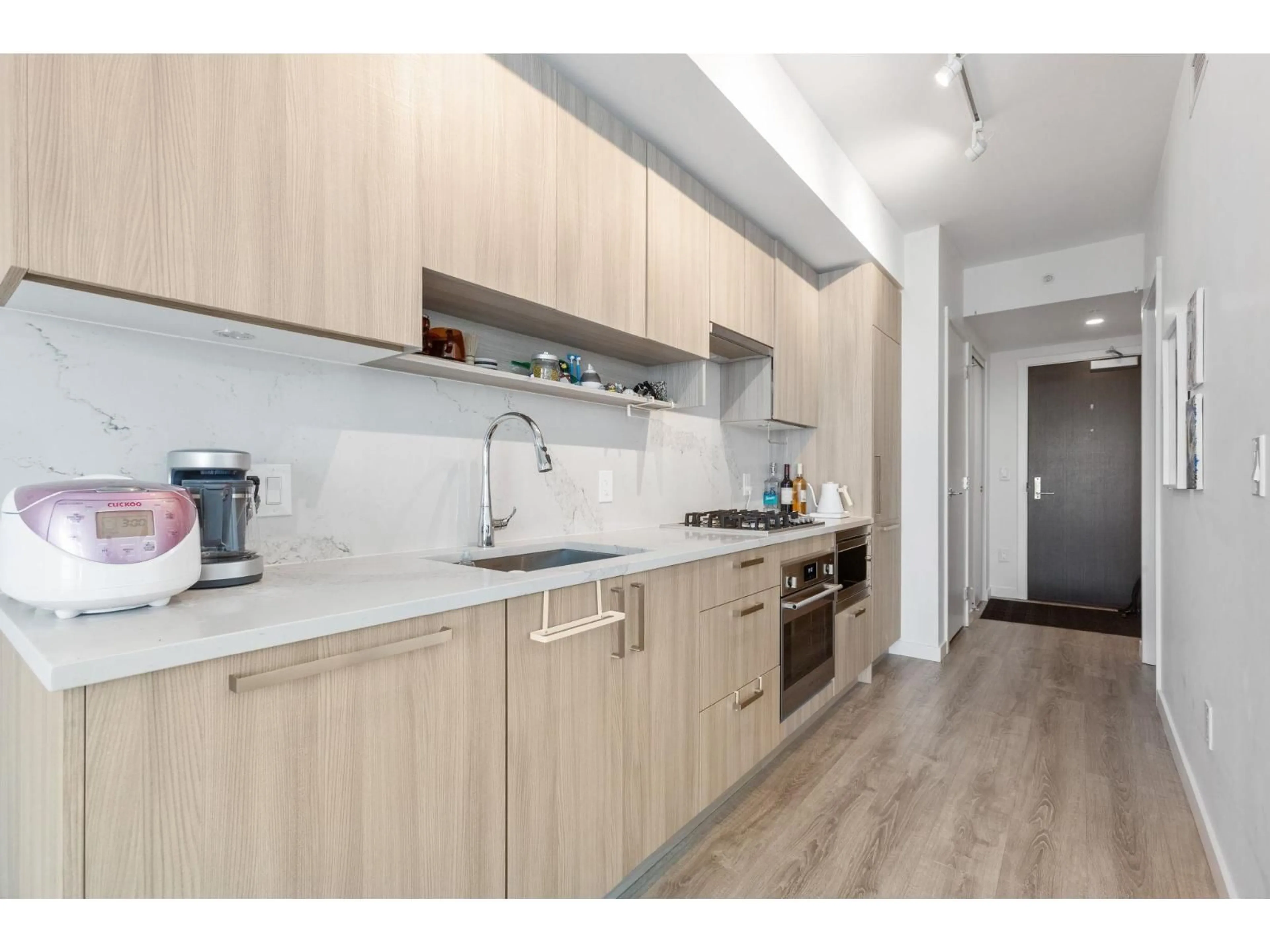 Standard kitchen, wood/laminate floor for 4305 - 13350 CENTRAL, Surrey British Columbia V3T0S1